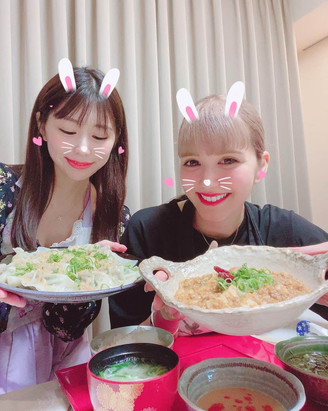 倉岡生夏のインスタグラム：「酵素風呂に行ってお料理作りました〜⭐️ ・ ・ 冷え性さんにぴったり、酵素風呂がお気に入りすぎて、さらちゃんと行ってきたよ〜。 ・ お肌もツルピカになったので、すっぴんのまま中華をつくりました！ ・ 激辛好きの2人、麻婆豆腐とっっっても辛くしました💓 ・ 水餃子にワンタンもつくって満腹でした💓  さらちゃんかわいい〜😍 ・ ・ ・ #お料理好きな人と繋がりたい  #料理教室  #中華料理  #大人可愛い #エプロン #すっぴん #酵素風呂  #愛され料理 #キャラ弁  #激辛好き  #おうちごはんlover  #料理記録 #japanesegirl」