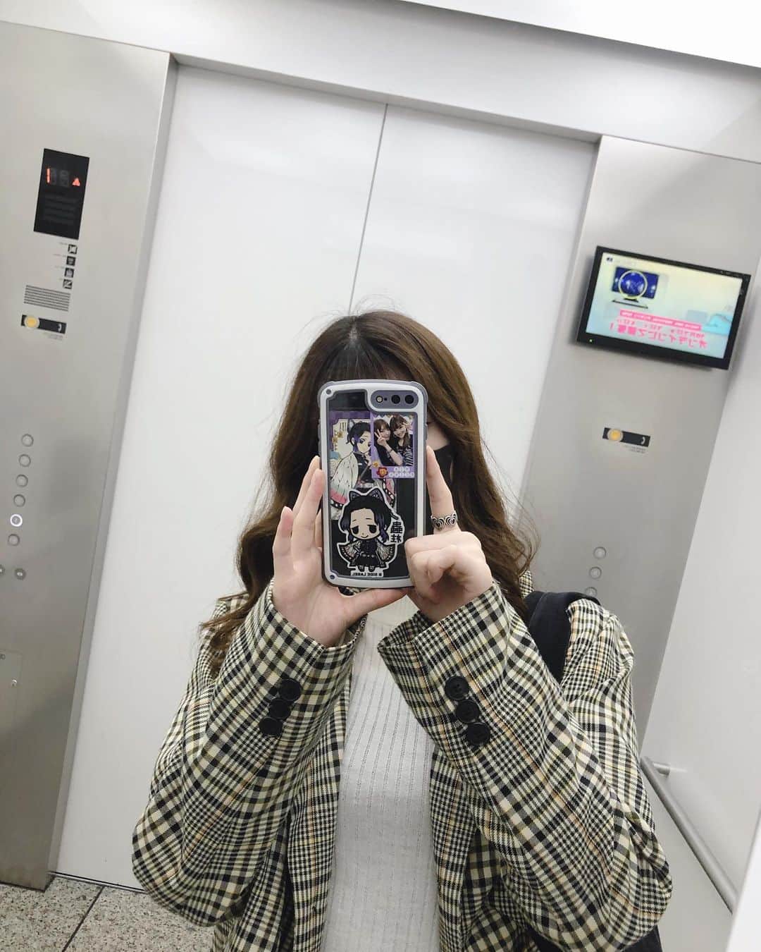 日下部美愛のインスタグラム：「下の方に挟んでる胡蝶しのぶさんステッカーは、ラジオオールアップの時にディレクターさんに頂いたの😭😭 ラジオでずっと鬼滅愛語ってたからなあ、、 私の好みどストライクで嬉しかった ステッカーとフレグランスオイルとメッセージカードを頂いたんだけど、 やっぱり手書きのメッセージってめちゃくちゃ嬉しいよね、 心が暖かくなりました  #photo #japan #model #me #hair #fashion #fashionblogger #makeup #selfie #followme #instagood #camera #instadaily #dailylook #한국 #맞팔 #사진 #데일리 #데일리룩 #인스타사진 #인스타그램 #일본인 #패션」