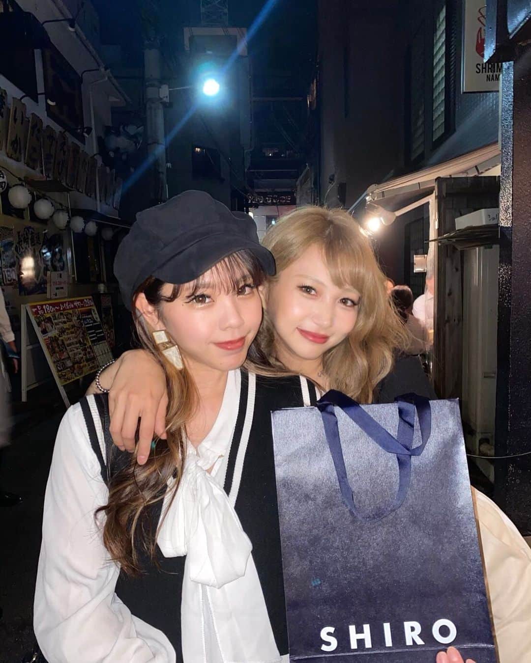 のインスタグラム：「. 歳を重ねるごとに誕生日が怖くはなって きますが、え！若く見える！という リアクションを貰えるのは嬉しすぎて 何度でも行って欲しいセリフですはい。 とりあえずゆきなに貰ったSHIROで いい香りの洋服身に纏います👏  . .  #followme#japan#osaka#fashion#make#大阪#関西#AAA#いいね#美容#前髪#イヤリングカラー#誕生日#birthday#プレゼント」