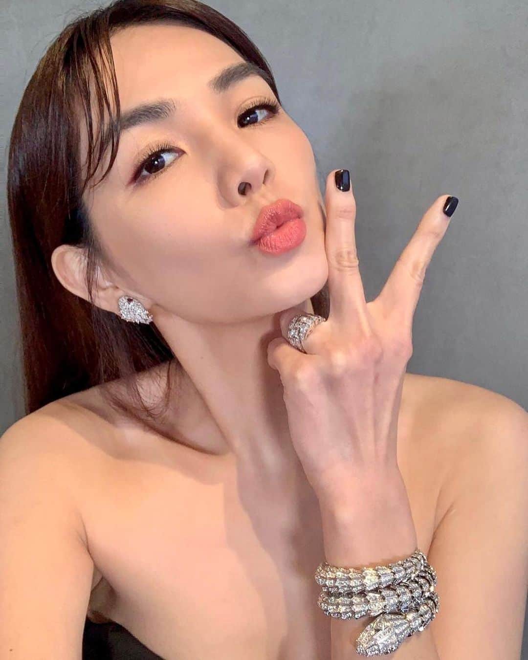 Vogue Taiwan Officialさんのインスタグラム写真 - (Vogue Taiwan OfficialInstagram)「#VogueFashionNow 擔任頒獎人的 @him_ella0618 這次選擇由NET-A-PORTER @netaporter 提供的 @alexandrevauthier  2020 春夏高級訂製服系列✨✨✨  這件黑色連身褲好適合Ella，搭配 @bulgari 珠寶系列，又帥氣又美麗！  為我們打招呼的方式好可愛啊 🩰  @gmamusic.official   🖋#TravisTravie」10月3日 20時42分 - voguetaiwan