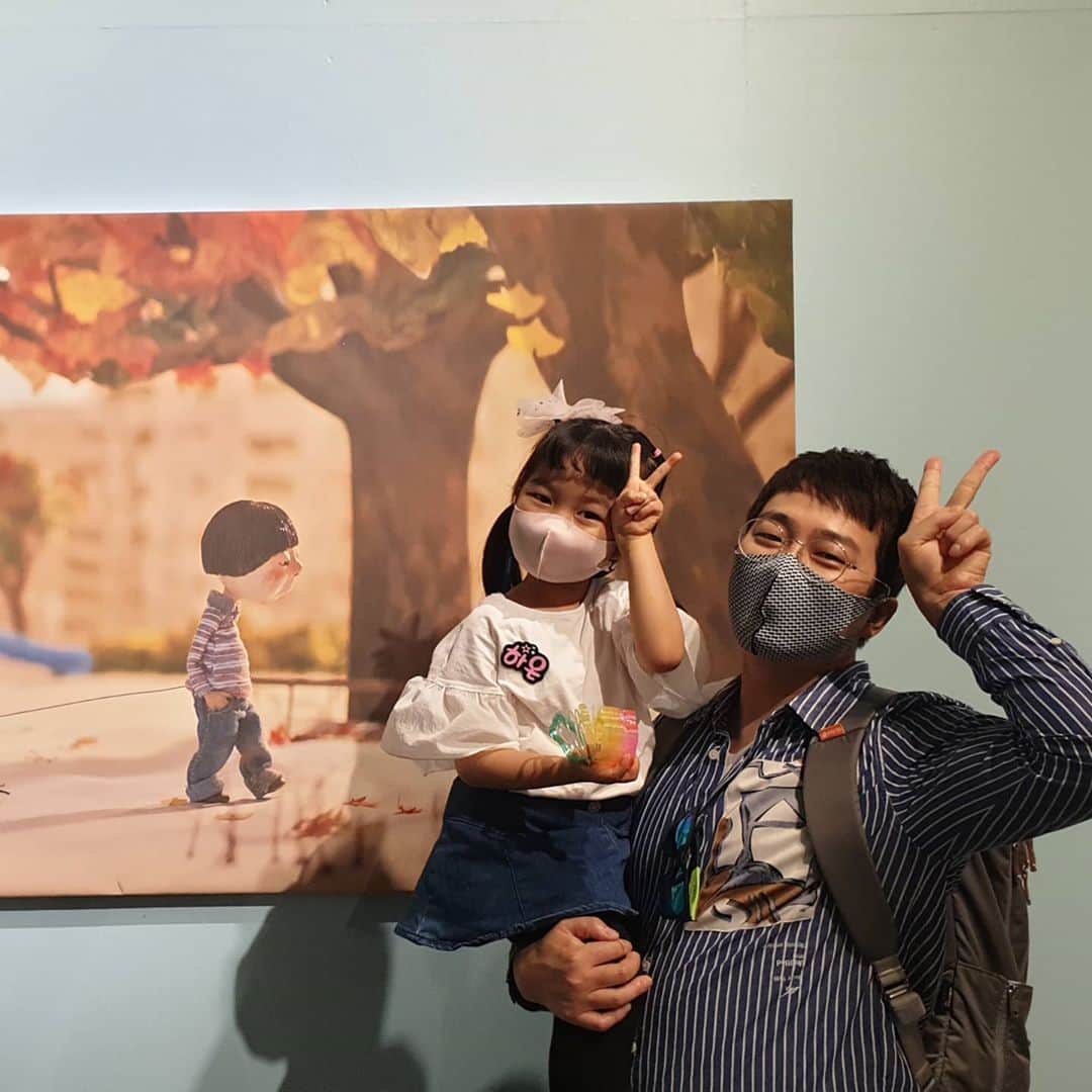 パク・クァンヒョンさんのインスタグラム写真 - (パク・クァンヒョンInstagram)「긴 추석연휴에 급벙개로 보러 간 #알사탕 공연 . 흔쾌히 초대해 준 문방구 할아버지 ㅋㅋ . 우리 딸이 너무 너무 좋아서 난리 남 ㅋㅋ 덕분에 오늘도 행복한 하루를 보냈답니다... . #박광현 #박하온 #문용현 #알사탕 #육아스타그램 #공연 #육아빠」10月3日 20時35分 - gwangparty