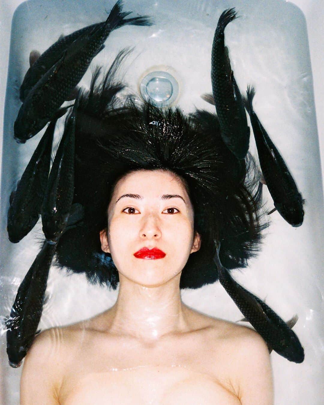 AnOther Magazineさんのインスタグラム写真 - (AnOther MagazineInstagram)「Bathing with friends 🐟  #SelfcareSaturday ⁠⠀ ⁠⠀ 📸 by Ren Hang, see more of Hang’s photography at the link in our bio 📲⁠⠀」10月3日 20時36分 - anothermagazine