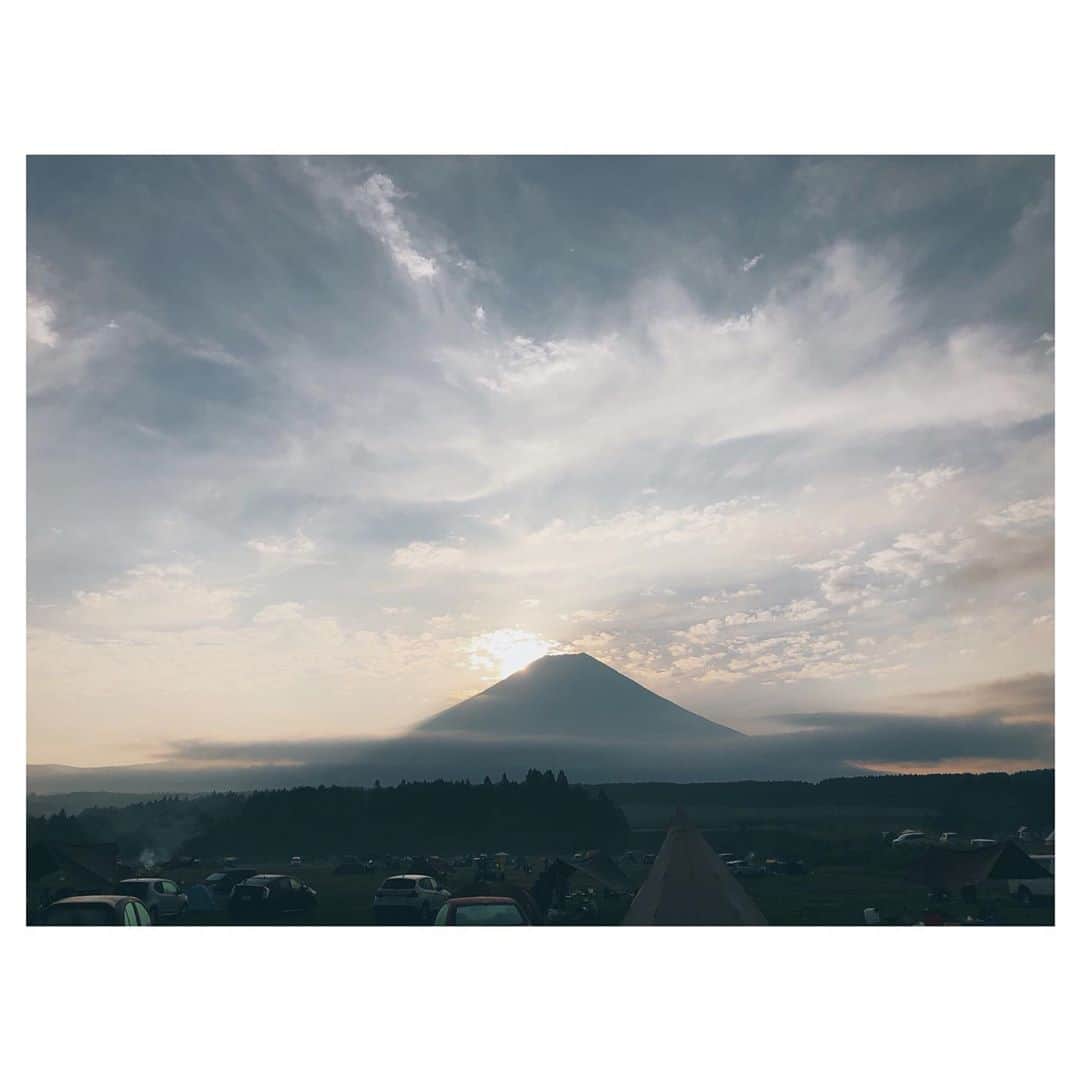 沖樹莉亜のインスタグラム：「久しぶりのキャンプ🏕 満月の日🌕 キャンプへ行ってきました。 ずっと曇っていて見えなかったお月様 寝る直前に少しだけ出てきてくれました。 朝の富士山も綺麗だった❤️ こちらも朝の少しの間だけ見えた富士山でした😜 初めてのキャンプだったエワ ニコニコとても楽しそうでした  #camp #キャンプ #富士山 #mtfuji  #fullmoon #luacheia #満月」