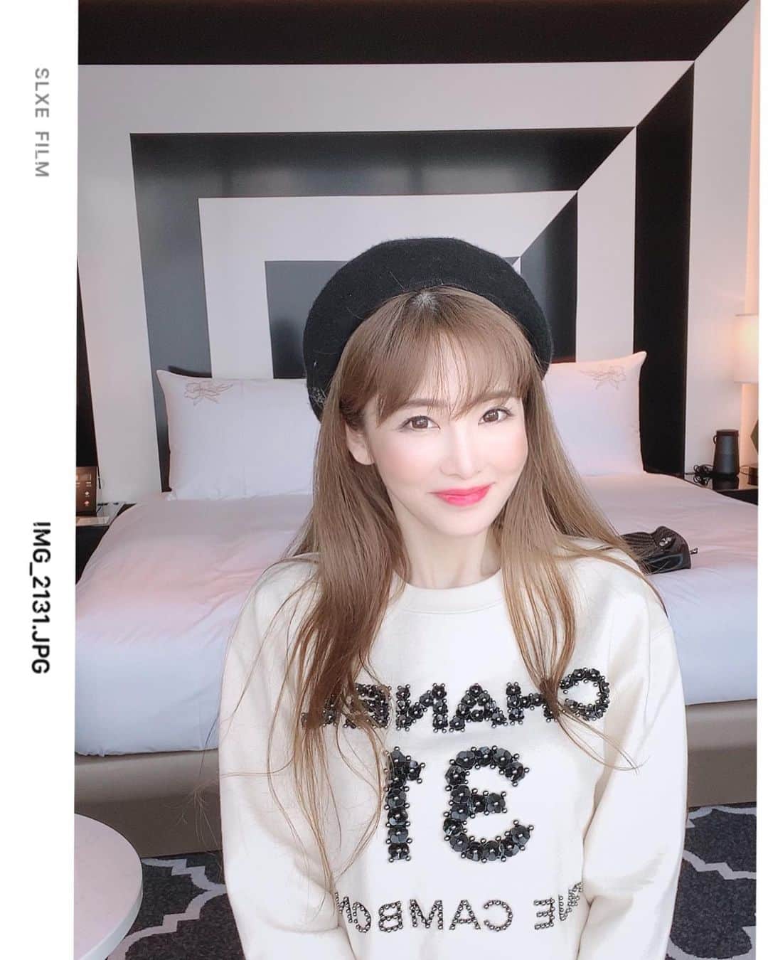 mycoのインスタグラム：「GOTOトラベル第一弾🤍🚙﻿ レポート致します！！﻿ ﻿ 先週オープンしたばかりの﻿ #カハラホテル横浜 🏨﻿ 行ってまいりましたー🤍 ﻿ ハワイのカハラが大好きなので﻿ 横浜にできるの楽しみにしてました！﻿ベイコートと同じ建物でレストランとスパは共通でした。 ﻿  ①お部屋のこの壁が可愛い！﻿ 眺望も最高でした🎡🏙﻿ この日の為にトップスおろしました🤍﻿ このデザイン一目惚れでした😍﻿ なのでニコニコ（笑） ﻿ ﻿ ②ラウンジでピニャコラーダ🥥﻿ 器が可愛い💕スパイスが入っていて﻿ めちゃ美味しいのでお勧めです🍹﻿ ラウンジやレストランは﻿ 来年の2月まで予約満員ですって😱﻿ ホテルの電話も3日間かけ続けたんですが﻿ 繋がらないという人気ぶりのホテル！﻿ ﻿ ③夕食は日本料理 濱で頂きました🍽﻿ 予約が難しいですが宿泊者優先なので﻿ 是非美味しいので食べて欲しいです！﻿ 釜炊き松茸ごはんー🍚🍄﻿ ﻿ ④生うにキャビアから始まり﻿ 松茸フライ毛蟹捌き身や﻿ ふかひれのお吸物などなど﻿ ﻿ ⑤伊勢海老🦞トロのお刺身や﻿ アワビの煮物と美味しいお肉と﻿ マスクメロンジュースとデザート🍰﻿ ﻿ ⑥スパにはプールがあって﻿ 夕食の時間が人がいなくてお勧め🏊‍♀️﻿ ﻿ ⑦外にはジャグジーがあって﻿ 水着👙でゆったりできました♡﻿ ﻿ GOTOキャンペーンでなんと3万円﻿ 安くなりました！！﻿ そして地域共通クーポンというのが﻿ ついてきて2人で12000円も🎫﻿ ﻿ なので約5万円近くお得に！！！﻿ これは行くしかないですね🚊﻿ ﻿ めっちゃ困ったことがありました…﻿ それが地域共通クーポンは﻿ チェックアウト日が期限なんで使おうと﻿ したら使えるお店がまだまだ少なくて﻿ 電子クーポンは更にどこも使えなくて﻿ とっても困りました😭﻿ 事前に使えるお店を調べておくことを﻿ お勧めします！！﻿ ﻿ #カハラホテル横浜 #kahalahotel #gotoキャンペーン #gotoトラベルキャンペーン #goto #カハラ #地域共通クーポン #hawaii #newhotel #yokohama #chanel #シャネルコーデ #シャネル大好き#chaneladdict」
