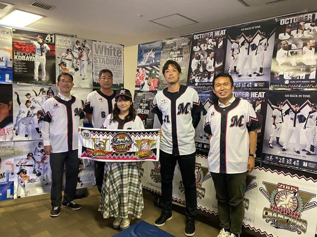 のインスタグラム：「「OBとオンライン観戦」day1 初芝さん🕊小林宏之さん 小笠原アナ🕊黒沢アナ なによりご視聴くださった皆様🕊 ありがとうございました✨ ． 2005年の貴重なお話をききながら2020年の勝利をみられるという…😭‼️  一昨日より昨日、昨日より今日、と結果をだす若き4番安田尚憲選手に心震えました。 両軍全得点がHRだったゲームで一発以上は繋がせまいと無失点で踏ん張る投手陣にシビれました。 ． 明日は里崎さんとご一緒です🕊 marines.co.jp/news/detail/00… →ストーリーにURL貼りますね🔗 チケット22:00までゲット可能なのでぜひ👨🏻‍💻👩🏻‍💻✨ #chibalotte #千葉ロッテマリーンズ #初芝清 #小林宏之 #小笠原聖 #黒沢幸司」