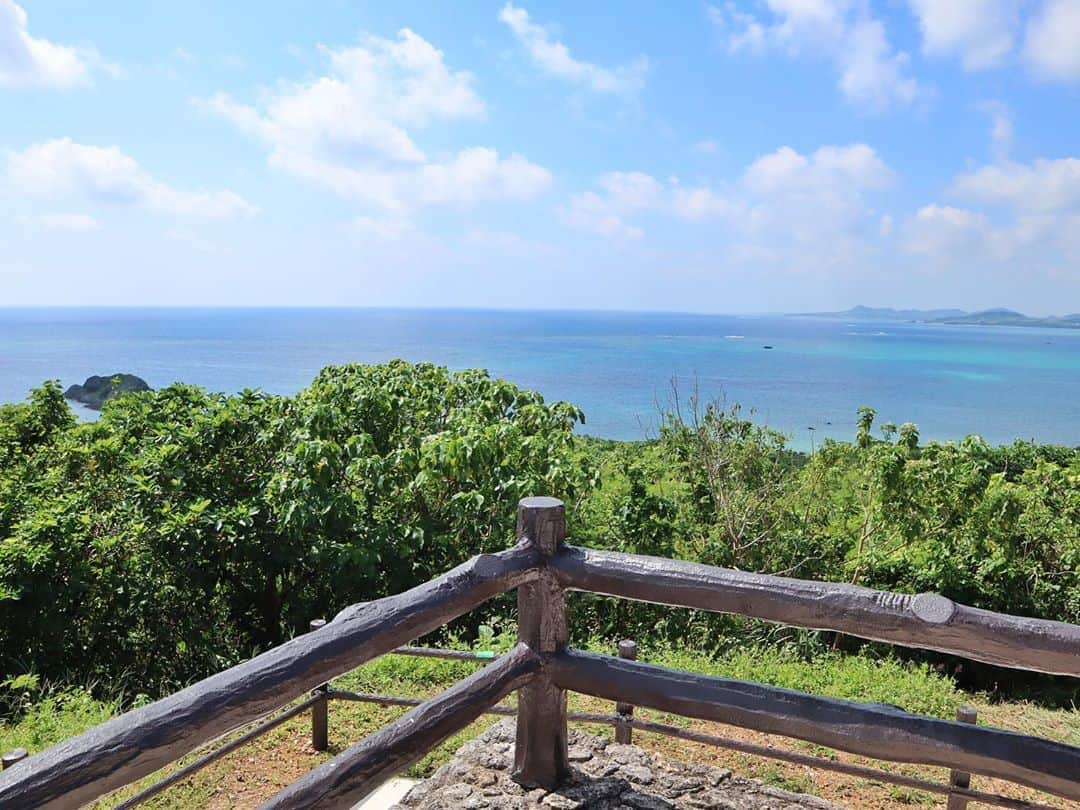 金泉紗恵子さんのインスタグラム写真 - (金泉紗恵子Instagram)「.﻿ 【石垣島　玉取崎展望台】﻿ 石垣空港からレンタカーを借りて、すぐに向かったのが玉取崎展望台✨﻿ 到着日は遅延などの可能性もあるし、ツアーは予約せずに石垣島の観光スポットを巡るスケジュールにしていました😊﻿ ハワイなら到着したらまず、荷物を置きにホテルに行かないと、車上荒らしの危険がありますが、日本はその点比較的安心🙆‍♀️﻿ たまに車上荒らしあるらしいですけどね…﻿ ホテルには寄らずに、スーツケースを乗せたまま移動しました☺️﻿ ﻿ ﻿ 空港から玉取崎展望台へは車で20分くらい🚘﻿ 空いている一本道だったので、移動も楽でした🙌﻿ 泊まっているホテルにもよりますが、ここは着いた日か帰る日に立ち寄るのが良いかなと思います🤔﻿ 無料の駐車場、お手洗い、日によるかもしれませんがドリンクや簡単なお土産を売っている屋台？も出ていました🥳﻿ 駐車場から2、3分歩くと展望台に着きます💁‍♀️（写真7枚目）﻿ ﻿ ﻿ 景色は最高😍﻿ 少し靄っていた日でしたが、海も山もとても綺麗で気持ち良かったです😆﻿ ここは晴れていれば、すごくオススメです🤩﻿ 海に入れない季節も景色は楽しめるので、季節問わず楽しめる観光スポットだと思います😘﻿ 石垣島に着いて最初の観光スポットでしたが、来てよかったー！と思える景色でした😋﻿ 1枚目はGopro8で撮影📷﻿ あとはCanonのミラーレスカメラ、Sonyのコンデジ、iPhoneXで撮ったものがごちゃ混ぜなので、色がカメラによって違います😂﻿ ﻿ あ、今夜0時からの世界さまぁ〜リゾートは石垣島ですよ🏝﻿ 映る方はぜひ🙌﻿ .﻿ #ishigakiisland #ishigaki #trip #beach #beachresort #gopro #goprohero8 #canoneoskissm #sonyzv1 #followｍe #石垣島 #石垣島旅行 #玉取崎展望台 #石垣島観光 #八重山 #八重山諸島 #展望台 #旅行好きな人と繋がりたい #旅行 #沖縄旅行 #国内旅行 #goproのある生活 #ミラーレス一眼 #景色」10月3日 20時45分 - saeko_kanaizumi