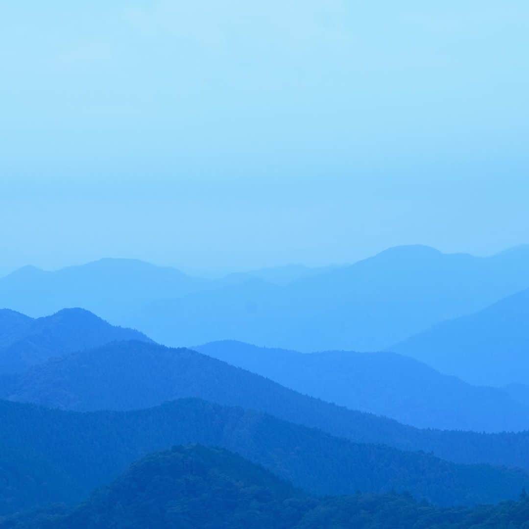 naotakeのインスタグラム：「やまやま - Mountains / X-T2 & Snapseed, 20201004 . . 石元泰博の展覧会がはじまった。早めに行こう。 . . #2_fineart #spicollective #rsa_main #tokyocameraclub #東京カメラ部 #infinity_photo_cult #jp_gallery_member #ig_energy #sceniclocations #team_jp_ #igersjp #igrsjapan #rsa_streetview #royalsnappingartists #rsa_mycity #thislifetoday #infamous_family #explorejapan #japan #igers #jp_views #ig_fotogramers #photooftheday #streetphotography #shotoniphone #shotoniphoneXR」