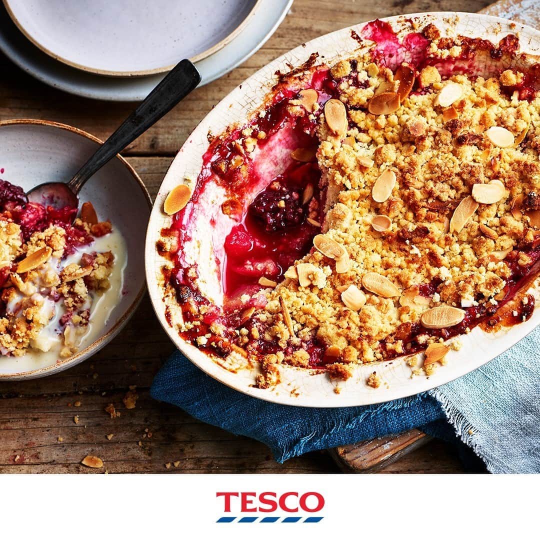 Tesco Food Officialさんのインスタグラム写真 - (Tesco Food OfficialInstagram)「For a cosy evening in, just whip up this classic gastropub dessert at home – an easy-to-make apple and berry crumble.  (Not bad leftovers either!)   Ingredients  For the crumble 5 eating apples (we used Gala), peeled, cored and thickly sliced ½ lemon, zested and juiced 65g caster sugar 150g pack blackberries 80g cold unsalted butter, diced 125g plain flour 2 tbsp flaked almonds  For the custard 600ml whole milk 5 cardamom pods, seeds crushed 2 large egg yolks ¼ tsp vanilla extract 60g caster sugar 50g plain flour  Method  1. Preheat the oven to gas 5, 190°C, fan 170°C. Put the apples in a 20-22cm round baking dish, drizzle over the lemon juice and toss to coat. Gently stir through the lemon zest, 15g sugar and the blackberries.  2. Rub the butter into the flour with your fingertips, first to fine crumbs, then keep going until the mix forms bigger clumps. Stir in the remaining 50g sugar and the almonds. Scatter over the fruit and cover the dish with foil.  3. Bake for 30 mins, then remove the foil and bake for a further 30 mins until golden and bubbling.  4. Meanwhile, make the custard. Put the milk and crushed cardamom seeds in a large saucepan over a low-medium heat until the milk is just steaming, then remove from the heat, cover and set aside to infuse for 20 mins.  5. In a bowl, whisk together the egg yolks, vanilla and sugar, then add the flour. Reheat the milk to steaming, then sieve into a jug (discarding the seeds). Slowly add the hot milk to the egg mixture, beating in a little at first to get a smooth, thin paste, then whisking in the rest.  6. Clean the saucepan, then return the custard to it and bring slowly to the boil, stirring with a wooden spoon until thickened. Sieve into a serving jug. Serve with the crumble.」10月3日 21時00分 - tescofood