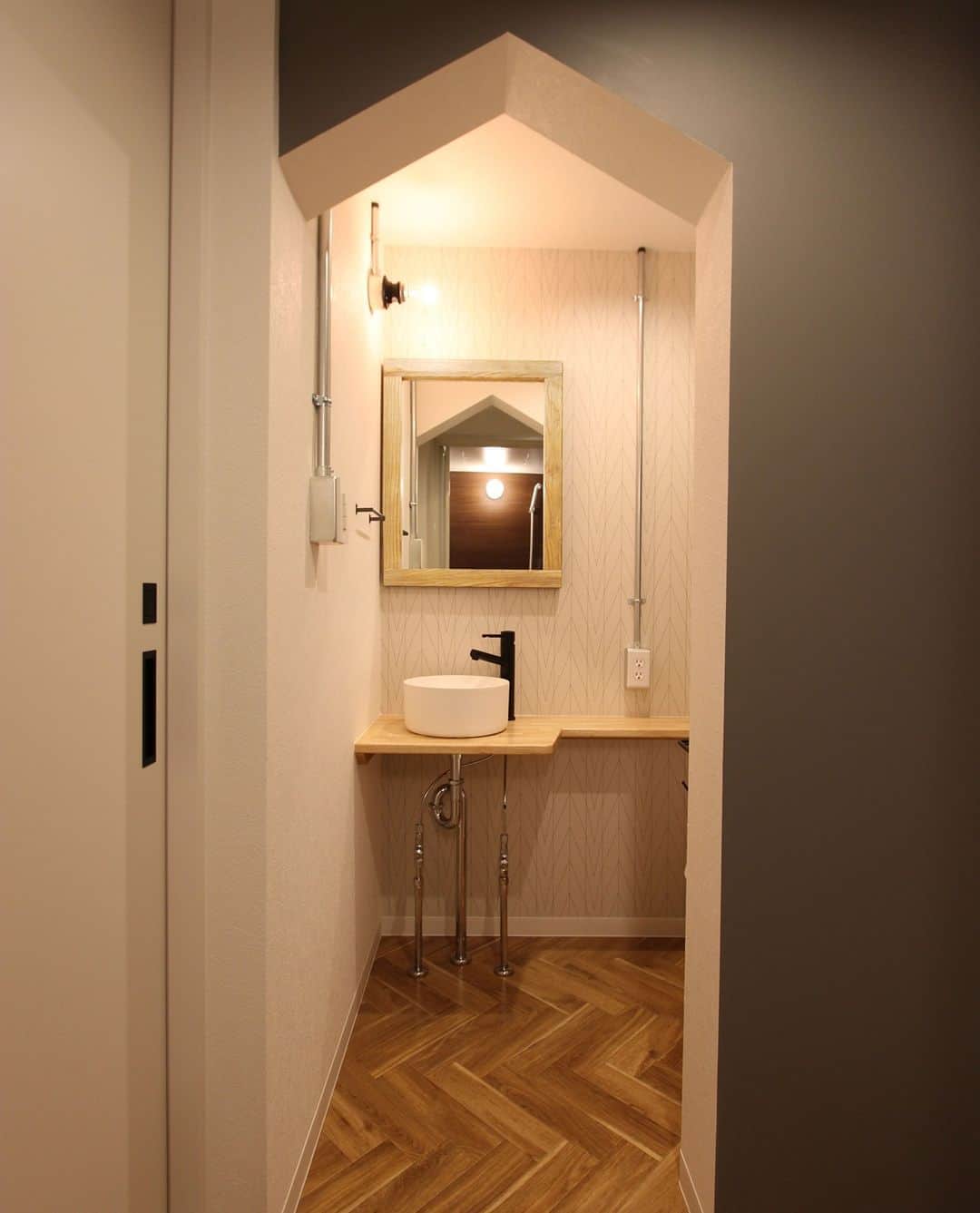 ALLHOUSE R×Lのインスタグラム：「おうち型にくり抜いたトイレの入口はちょっとした遊び心が嬉しいですよね⁠ .⁠ .⁠ グレーのアクセントクロスとヘリンボーン柄の床で水回りまでインテリアが楽しめそうです◎⁠ .⁠ .⁠ .⁠ ----------------------------------------------⁠ その他施工事例はコチラ☞@allhouse_pm　⁠ ----------------------------------------------⁠ .⁠ .⁠ .⁠ .⁠ .⁠ .⁠ #トイレ #洗面ボウル #ヘリンボーン #オールハウス #オールハウスPM #賃貸 #広島賃貸 #賃貸住宅 #賃貸物件 #住まい #プロパティマネジメント #デザイナーズ賃貸 #賃貸リノベーション #リノベーション #リフォーム #無垢フローリング #アクセントクロス #建築 #工務店 #インテリア #賃貸暮らし #家主 #賃貸経営 #おうち時間 #ステイホーム #renovation #reform #DIY #design」