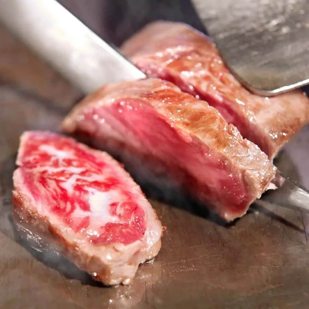 のインスタグラム：「楼漫亭＠麻布十番 ・ 【ＯＺ限定★9800円】乾杯スパークリング付き！黒毛和牛サーロイン・アワビ・伊勢エビやフォアグラの鉄板焼きなど豪華全10皿 ・ 麻布十番に佇む「楼漫亭」がお届けする、乾杯スパークリングワイン付きのディナープラン。伊勢エビやフォアグラと日替わりで楽しめる旬の素材、アワビ、特選牛サーロインステーキがメインの豪華食材を使った鉄板焼きコースが堪能できる。 ・ レトロ×モダンな雰囲気に心ときめく空間で、贅沢な食の饗宴を。  店名：麻布十番 楼漫亭 住所：東京都港区麻布十番1-5-13 ニュー高雄ハイツ2F アクセス：都営地下鉄大江戸線「麻布十番駅」7番出口より徒歩2分、東京メトロ日比谷線ほか「六本木駅」より徒歩9分。都営地下鉄大江戸線「麻布十番駅」7番出口を地上に出て、外苑東通りを、坂を上るように右側に直進。麻布十番公共駐車場の前を過ぎ、「鳥居坂下」交差点を横断。外苑東通りを、戻るかたちで向かって左側に進む。4軒目の、1階に焼き肉店が入っている建物の、外階段を上がった2階が店舗。  詳しくは、プロフィールURLより↓  ＠ozmall_restauran  #ozmall #オズモール #ozグル ＃レストラン #グルメ #グルメ好きな人と繋がりたい ＃東京グルメ #記念日ディナー #女子会ディナー #肉 #肉料理 #肉スタグラム #肉バル #肉好きな人と繋がりたい #肉汁たっぷり #焼肉ランチ #焼肉ディナー #お肉大好き #お肉ランチ #お肉ディナー #肉愛 #飯テロ #肉テロ #肉好き女子 #麻布十番 #六本木 #東京女子 #東京」
