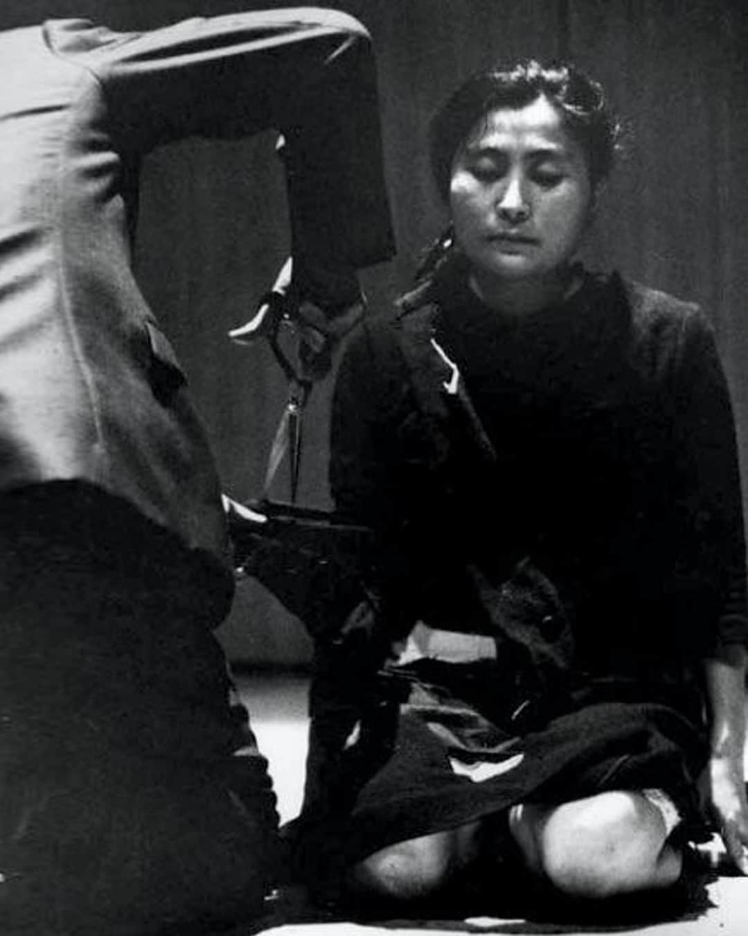 エルエヌシーシーさんのインスタグラム写真 - (エルエヌシーシーInstagram)「Cut Piece performed by Yoko Ono, July 20th 1964. Yamaichi Concert Hall, Kyoto, Japan. Photographer unkown.  #Archive」10月3日 21時00分 - thelncc