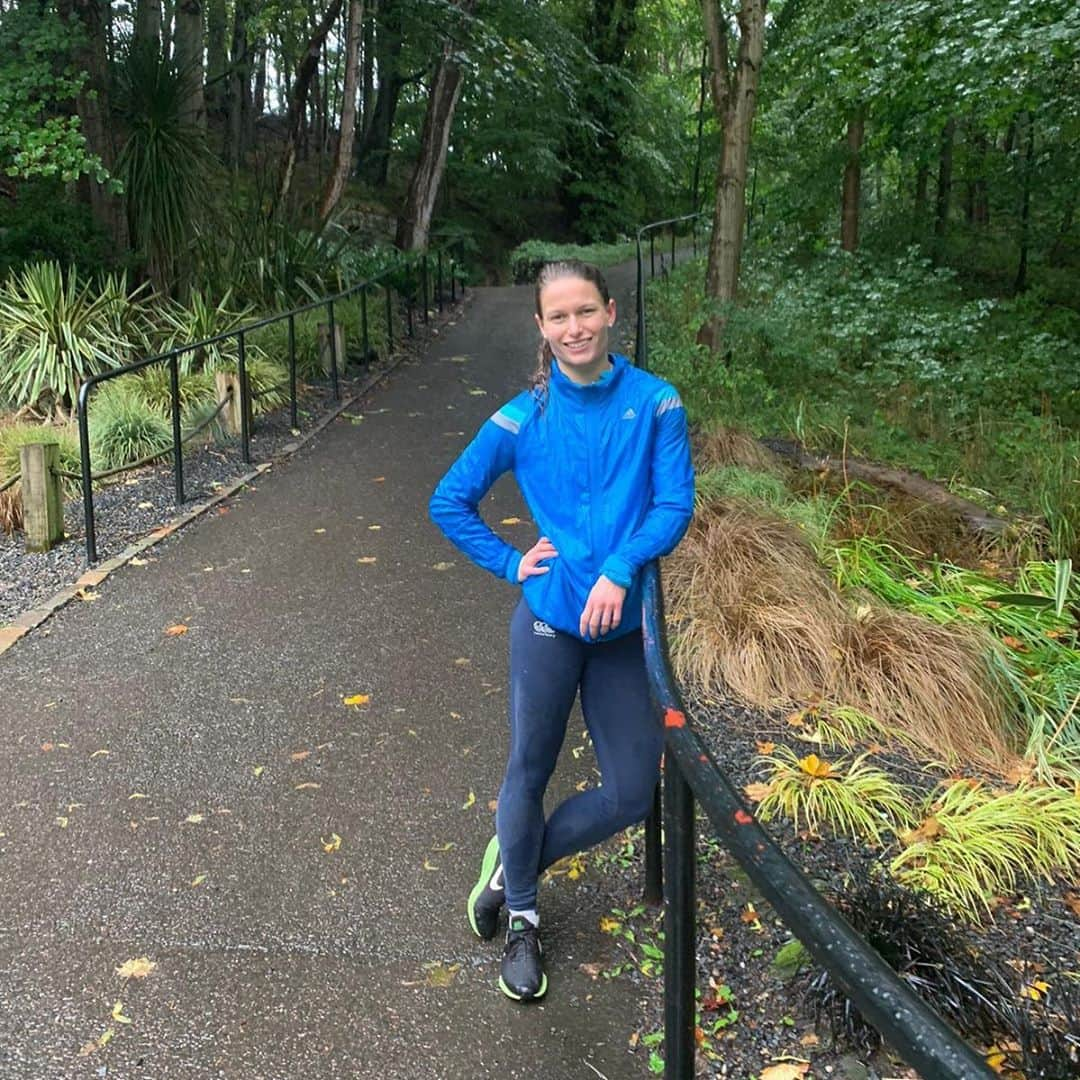 ゾーイ・クラークのインスタグラム：「Going for that drowned rat look at hills today, but still loving every moment of it 🌧 🏃‍♀️  #hillruns #wintertraining #rain #rainyday #training #trackandfield #tracknation #running #runnersworld #runnersofinstagram #aberdeen #seatonpark #wetbuthappy」