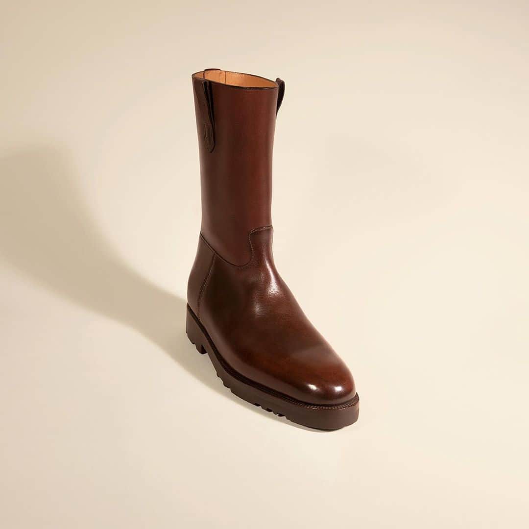 ジョンロブのインスタグラム：「From the Archive – Originally made for a client who was a big fan of the movie “The Wild One", this minimalistic nod to the motorcycle boot was hand-crafted in sumptuous dark brown Barenia leather. Two pull straps on either side of its shaft frame this mid-calf boot for easy wear, whilst its rubber sole and double-welt stitch ensure grip and resistance.  . #johnlobb #johnlobbbespoke」