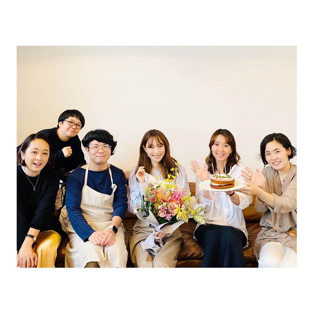 蛯原友里さんのインスタグラム写真 - (蛯原友里Instagram)「・  たくさんのお祝いのメッセージありがとうございます♡  お仕事でもお祝いして頂いて、とても嬉しかったです！  そして本日、「THE DAYS」と「Here I am」電子書籍も出させていただきました。  これからも、よろしくお願いします☺︎  ・」10月3日 20時53分 - yuri_ebihara