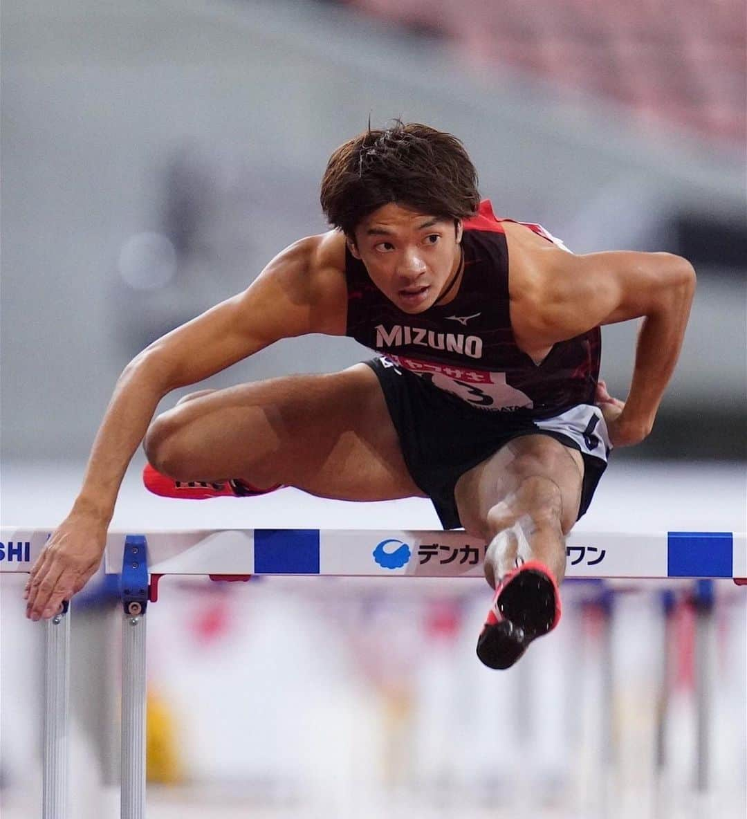 金井大旺のインスタグラム：「日本選手権2年ぶり優勝できました！ 13"36(-0.1) 応援ありがとうございました！ スタートは申し訳ありません🙇‍♀️  これで2020シーズンアウト 自己ベストを更新できて良いシーズンでした◎ ※4枚目は一発目あとの表情。笑  #日本選手権 #110mH #mizuno ©️Agence SHOT」