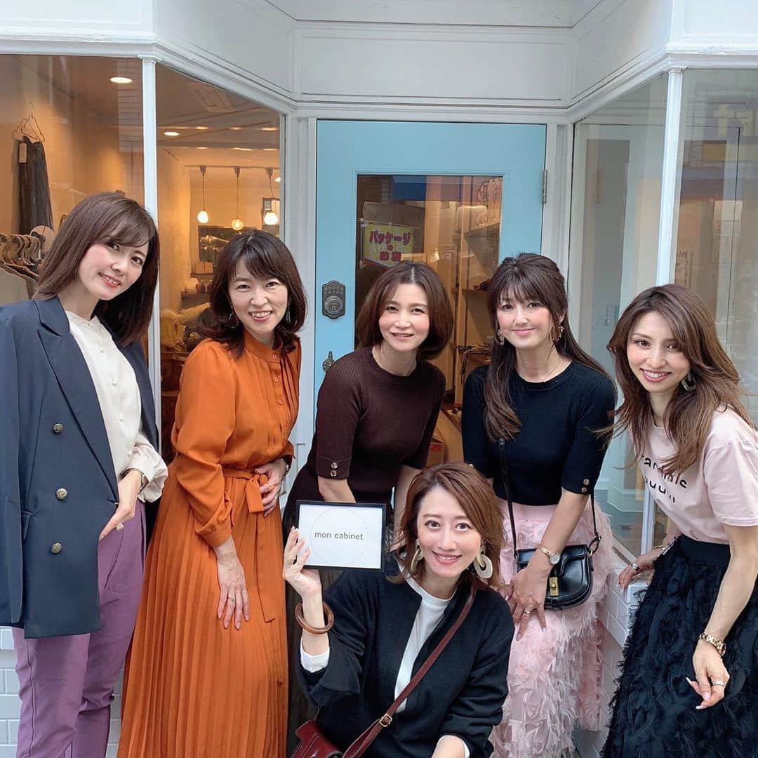 のインスタグラム：「♡_  こんばんは🌙  ストーリーにも上げたけど先日 セレクトショップ『モンカビネ』 @moncabinet_official  の ポップアップイベントにご招待いただいて お邪魔して来たよ♡  水色のドアが可愛い会場には 大人可愛いお洋服やアクセサリーがいっぱいで 試着させて貰いながら写真撮ったり楽しかったな♬  事前予約の入れ替え制だったけど 入れ違いでお久しぶりやはじめましての お友達に会えて嬉しかったー♡  でもインスタでいつも見てるから 久しぶりやはじめましてな気がしないから不思議♡ #ご縁に感謝  みんなでモンカビネコーデでパチリ📷  オーダーしたお洋服が届くの楽しみだな♬ またご紹介させて下さいね♡  @moncabinet_official のお洋服は お手頃価格なのに高見えする 大人女子が満足出来るアイテムが揃ってるので 是非チェックしてね♡  #moncabinet #モンカビネ #2020ww #ポップアップイベント #ポップアップストア #展示会 #イベント #ママコーデ #ママファッション #おちびコーデ #低身長コーデ #Sサイズコーデ #お洒落さんと繋がりたい #40代コーデ #50代コーデ #アラフィフコーデ #アラフォーコーデ #アラフィフ #jマダムのおしゃれ #大人女子 #着回しコーデ #美魔女 #美容モデル #読者モデル #ミセスモデル #美女友 #ponte_fashion #mineby3mootd #ootd_kob」