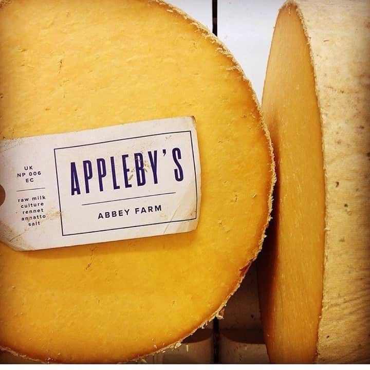 ジェイミー・オリヴァーさんのインスタグラム写真 - (ジェイミー・オリヴァーInstagram)「These cheeses are amazing so I know you lovely lot will love them! In this month's British Cheese subscription box, you've got.... Appleby's Cheshire @applebyscheese -  wonderfully savoury, with earthy, mushroomy notes, mouthwatering acidity, and a fine crumbly texture. Baron Bigod @fenfarmdairy - perfect in texture, with a soft, velvety rind and an amazing flavour. Ticklemore @sharphamcheese - smells fresh and milky and tastes wonderfully light, delicate and faintly of citrus and fresh almonds. Sheridan's Crackers @sheridanscheese - the perfect accompaniment! Link in bio to order the British Cheese Subscription box from @neals_yard_dairy Big love JO x x xx」10月3日 21時00分 - jamieoliver