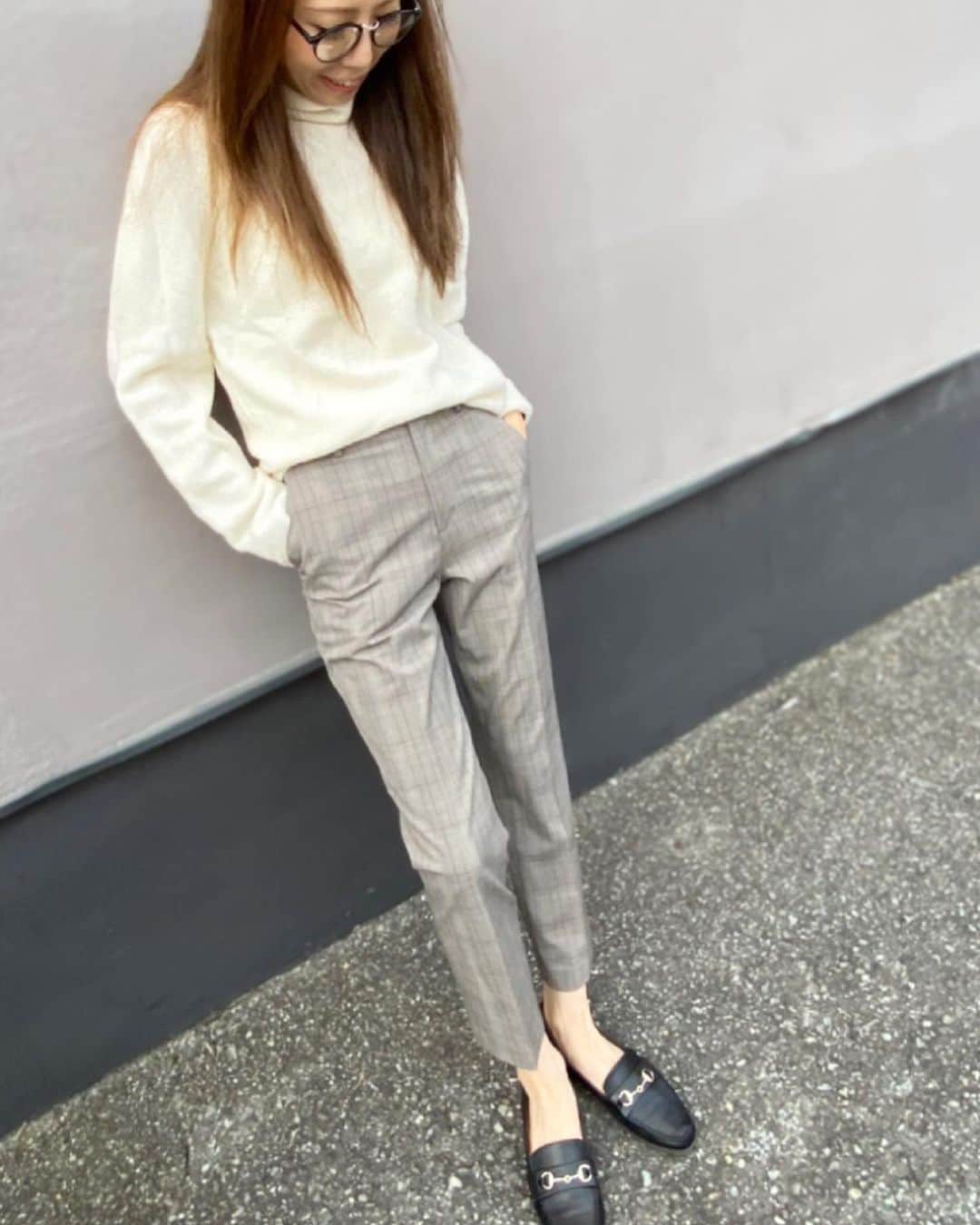 asuka0119のインスタグラム：「2020,10,3  @uniqlo の#3dラムブレンドタートルネックセーター  の#着回しコーデ  大好きな#スマートアンクルパンツ  にローファーで(ت)  knit pants #uniqlo #ユニクロ  #ユニクロニット部 #ユニクロニット族 #uniqloginza2020FW #ニットコーデ #PR#高身長コーデ #高身長女子 #アラフォーコーデ #アラフォー #locari #上下ユニクロ部」