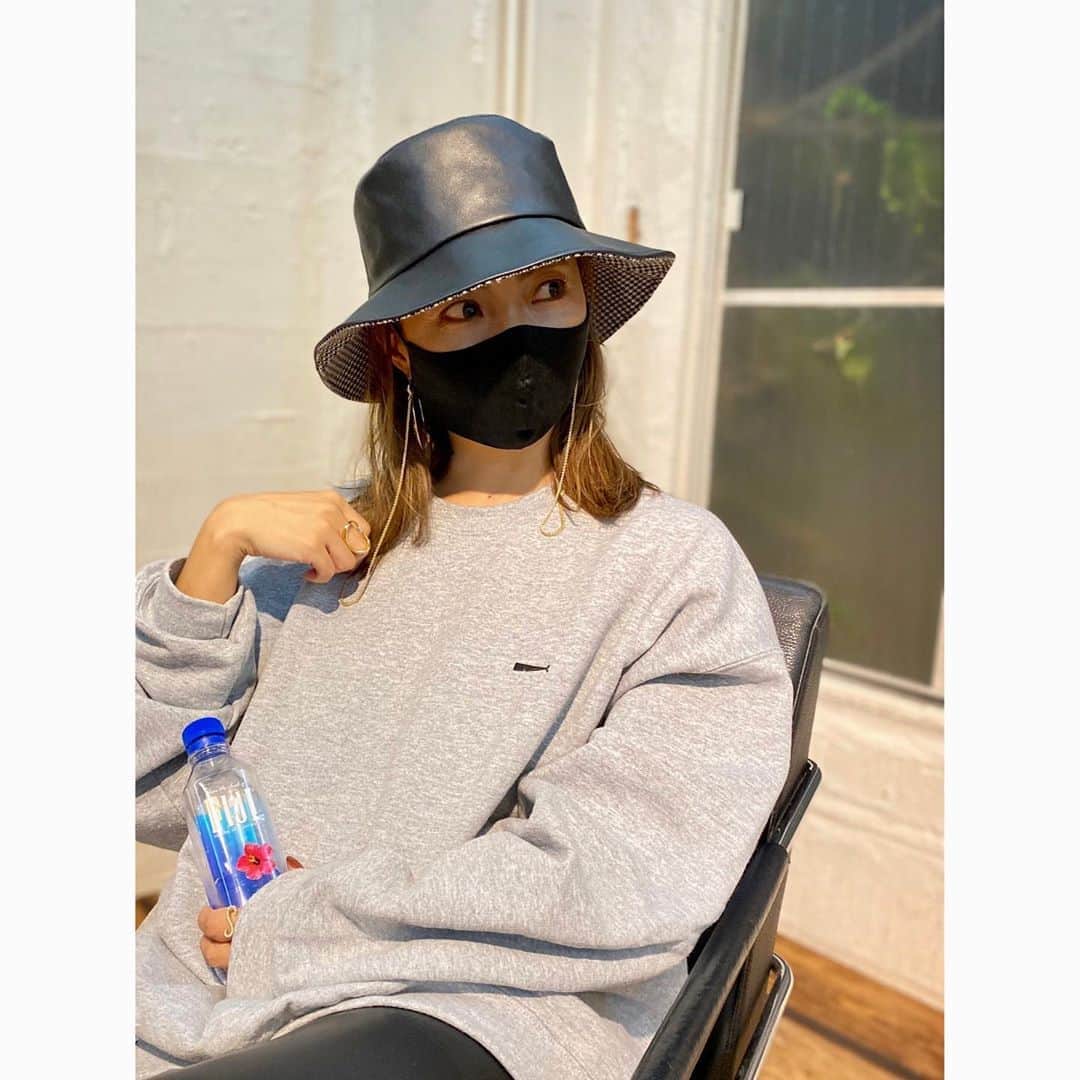 のインスタグラム：「✴︎ ちょっと前だったら、 ただの怪しい人だったけど😅 . 今は🎩と😷があれば… . いろいろ楽ちん💓笑 . . #outfit #fashion #coordinate #stylepost #instafashion #instadaily #instalike #instagood #instapic #chapeaudo #estellak #elendeek #descendant #コーディネート #コーデ #ファッション #秋コーデ #マスク #マスクコーデ #エステラケー #シャポードオー #エレンディーク」