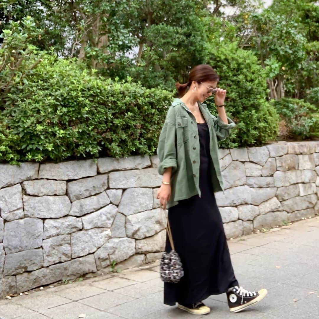 Sayakaのインスタグラム：「* 真夏に一枚で着たいなぁ〜と思っていたキャミワンピ🖤 ミリタリージャケットを羽織ったら 今の時期にちょうど良い感じ☺️💓 . .  #fashion #outfit #coordinate #ootd #simple #preloved #verandah_aoyama  #converse #todayful #sayakascoordinate #ミリタリージャケット #コンバース #シンプルコーデ」