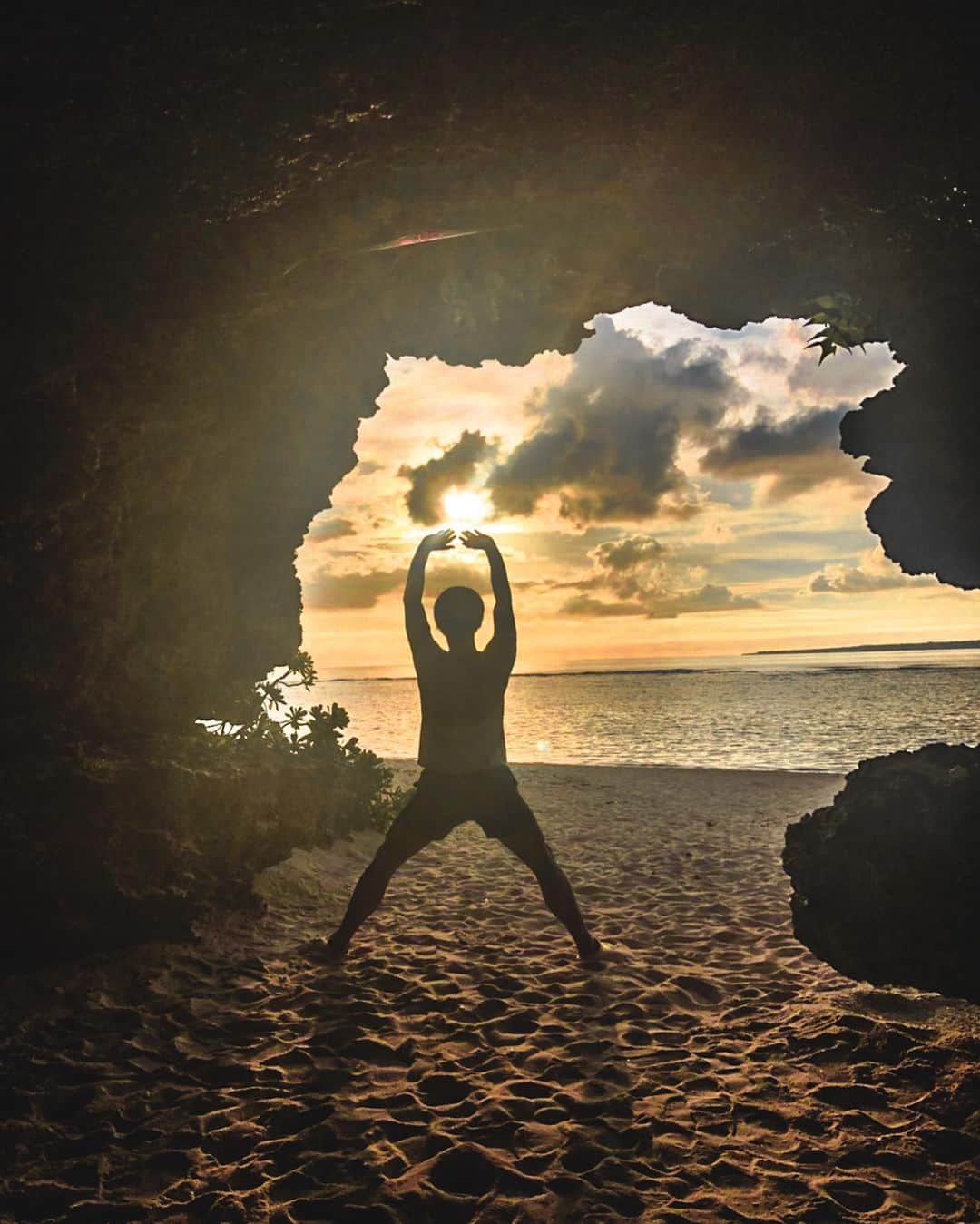 安藝正俊のインスタグラム：「: sunset ☀︎  沖縄には、 綺麗な海あり 大自然あり 洞窟から見れるサンセットあり  もう 抜群やん👏  ここは夕日を拝める穴場スポットです♪ 知りたい方はコメントください 👍 : #沖縄 #沖縄旅行  #沖縄好きな人と繋がりたい  #休日の過ごし方 #海のある生活  #海好きな人と繋がりたい  #夕日 #旅行  #旅好きな人と繋がりたい  #日本の風景  #けしからん風景  #ライフスタイル #アウトドア #インスタ映え #サンセット #ビーチ #ソトアソビ #ダレカニミセタイケシキ  #ダレカニミセタイソラ #okinawa #okinawalife #lifestyle #outdoorlife #sunset #sunset_pics  #beachlife  #sealife #tripgram  #summervibes #goodvibes」