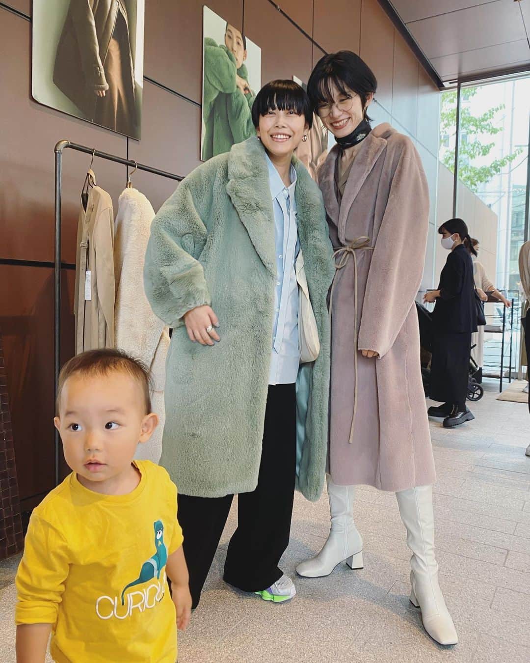 平山奈美のインスタグラム：「エコファーブランド @think_furの展示会息子を連れてお邪魔しました🐒 かわいくてつけてしまったよね💜🤍💚 裏地はスエードでぬくぬくだった☺️ 届くの楽しみだなぁ〜  #エコファー #ファーコート #冬服 #スカーフアレンジ #私服 #コーデ #ママ #ママコーデ #ブーツ #展示会 #息子 #男の子ママ #ショートヘア #大人コーデ #大人ファッション」