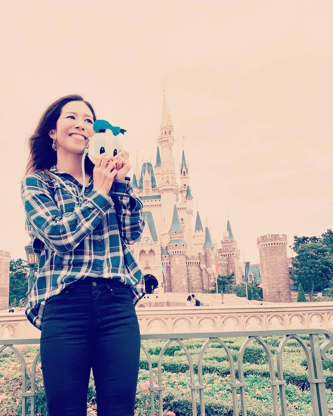 梅原玲奈のインスタグラム：「どんだけ好きなんだと言われても、好きなもんは好き🏰  #disney  #ディズニーランド  #disneylover  #ドナルド  #ウドチャ」