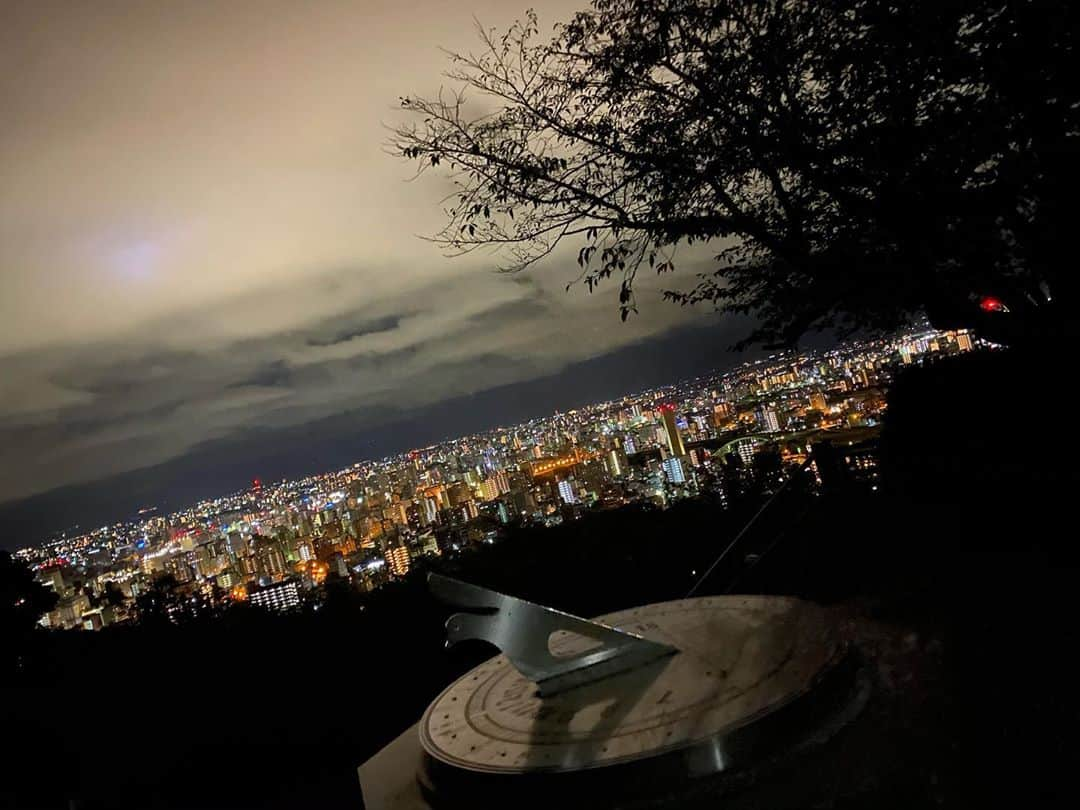 芥川愛加のインスタグラム：「・ 昨日は月が綺麗でしたね🌕 ・ いつか撮った熊本の夜景も負けてません🔭✨ ・ 熊本市内の方はキラキラしています✧‧˚ 私の地元は真っ暗です☺︎ でも星はまぁ綺麗に見えます★笑笑 なので昨日の月もさぞ綺麗に見えただろうな〜と思いました！ ・ 皆さんのところでも見れましたか🌕？ ・ ・ #地元 #熊本 #夜景 #熊本市内 を撮影 #リクエスト にお応えして #あいかめら」