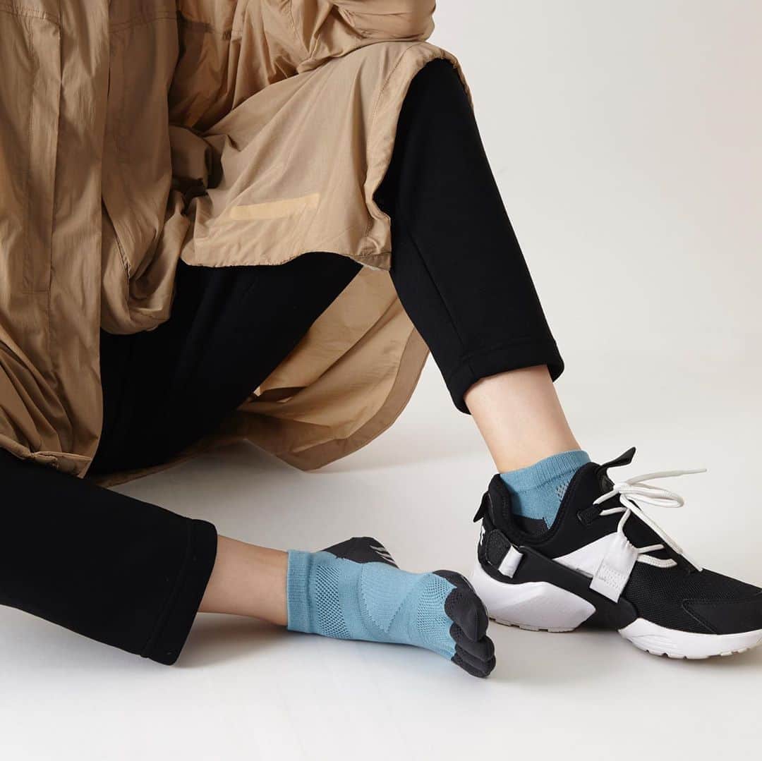 のインスタグラム：「. “FUN FIT！” ライフスタイルが変わってきた今日この頃。 あなたの毎日がヘルシーでアクティブに充実するよう、 Tabioが足元からサポートします！ . ▷レーシングランプロ5本指ソックス No.071120038_¥1,980(税込) 詳しくは @tabio.jp プロフィールのリンクより Tabio公式オンラインストアにてご覧ください . . #tabio #tabio_official #tabio_sports #tabiosocks #071120038 #socks #sockstagram #sockstyle #ソックス #ソックスコーデ #靴下 #靴下コーデ #くつした #ootd #fashion #instafashion #足元くら部 #足元コーデ #今日の足元 #legfashion #レッグファッション」