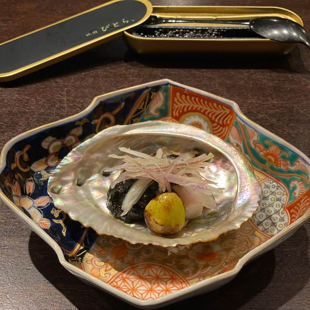 大島央照さんのインスタグラム写真 - (大島央照Instagram)「何年かぶりの祇園びとら、 @gionvitra  何ヶ月かぶりの外食✨  京都に友達夫婦がきてくれました😊 10年前に二人の肩押しをして、お付き合いされてから10年！！10周年のお祝いに💕  祇園の町屋にて、旬な食材使ったお料理、芸術的な和食器でライブ感のあるおもてなし。 料理はここに掲載しきれないですが、すみずみにまでこだわりがあって、美味しすぎました😍 ほんとに幸せな時間でした✨✨✨  京都にこられたら、一度は訪れて欲しいお店✨✨  ありがとうございました😊  #祇園びとら　#美虎　#京都 #kyoto #記念日　#おめでとう　#10周年　#祇園　#祇園フレンチ #ご褒美　#雲丹　#伝助穴子　#からすみ　#トリュフ　#伊勢海老　#マッシュルームのポタージュ　#シャトーブリアン　#キャビア　#のどぐろ　#ふかひれ　#トリュフ　#梨コンポート #happy」10月3日 21時14分 - chiakioshima
