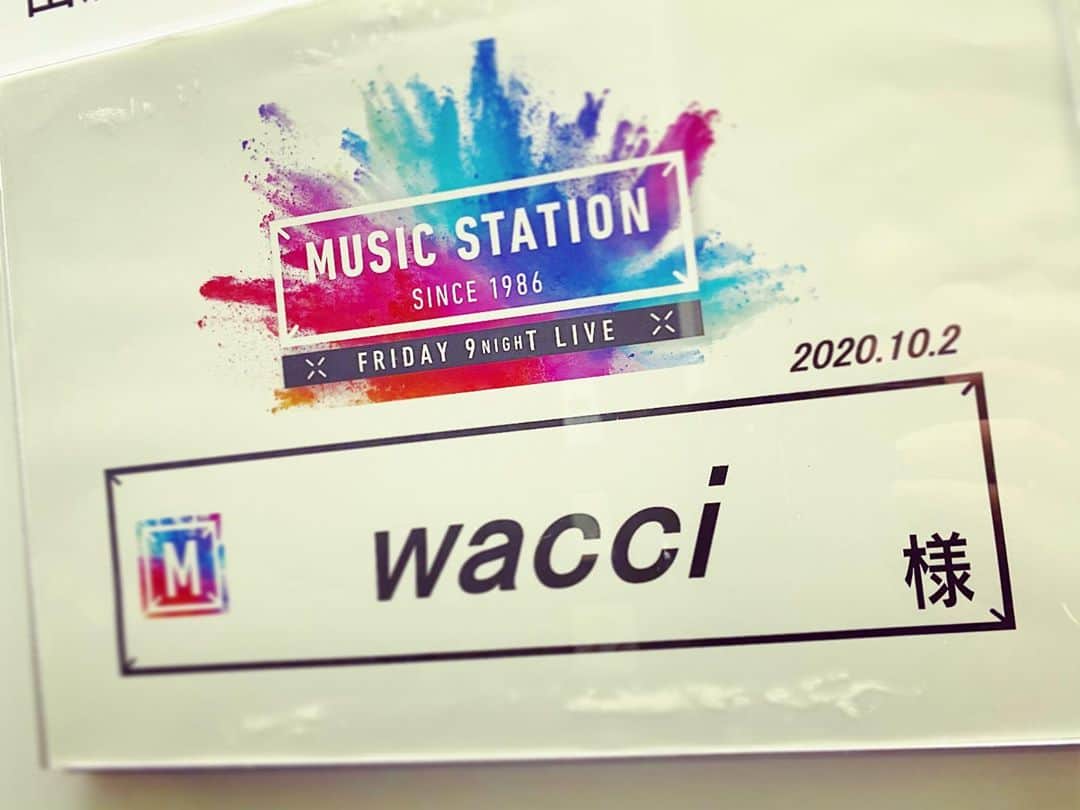 のインスタグラム：「. MUSIC STATIONをご覧頂きありがとうございました！ 初出演は「別の人の彼女になったよ」を披露。 長く聴いて頂いている1曲です。 . そんなwacciは10/27（火）日本武道館から無料配信ライブを開催！ . 10/27（火）19:00〜 wacci Streaming Live at 日本武道館 YouTubeから無料生配信！ . 詳しくは「wacci 武道館」で検索！ . #wacci #別の人の彼女になったよ #mステ #武道館 #日本武道館 #日本武道館ライブ #無料ライブ #ライブ配信」