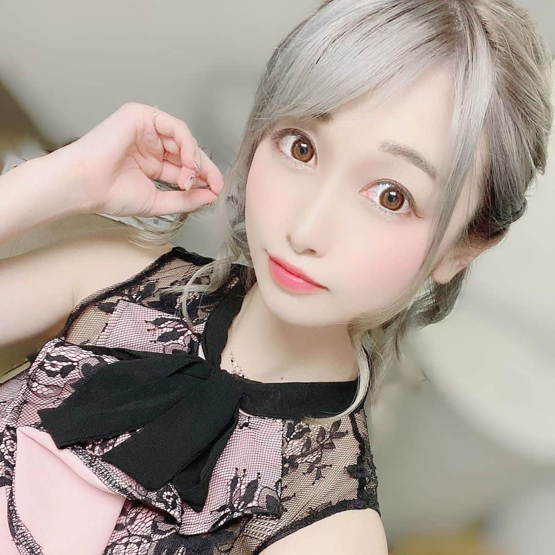 うららのインスタグラム：「久々に出勤しました！ 遊びにいらしてくれる方お待ちしてます✨  #キャバ嬢 #キャバクラ #新宿 #歌舞伎町 #かわいい #可愛い #💕 #綺麗 #キレイ #インスタ」