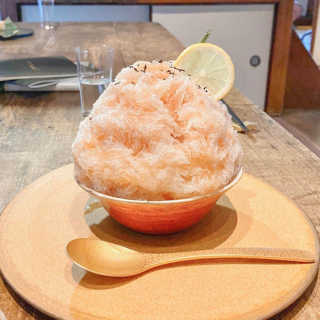 末原玲衣さんのインスタグラム写真 - (末原玲衣Instagram)「秋だけどかき氷載せちゃう﻿ ﻿ @kon_nishihara  8月末にオープンしたそうな。﻿ 2枚目は桃とアールグレイのかき氷。﻿ レモンを絞ったらレモンティーにも変身するよ﻿ ﻿ 南関いなり寿司とこんにゃく寿司も﻿ とっても美味しいです、安心するお味🍁﻿ ﻿ ﻿ 秋も美味しいものたくさん食べたいね🤤﻿」10月3日 21時26分 - reis_1024