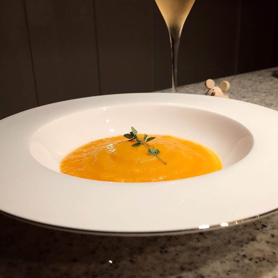 榊山敬代のインスタグラム：「🥕🥄"… ・ 最近のおうちごはんでの マイブームはスープの巻  生クリームはつかわずに 人参の味わいをいかして  手作りヨーグルトで余った牛乳と お塩少々とペコリーノスリスリと シンプルな味付けにて簡単レシピ  飲むスープよりも食べるスープを 目指してトロミがのこるところで 調理完了する加減でその日の気分  にんじんは毎日食べる程大好きで にんじんの栄養を調べてみますと  🥕🩺…主にビタミンＡ体… ①美髪維持 ②肌や皮膚の健康維持  ③粘膜の保護 ④視力の維持  ⑤呼吸器系統（肺や喉など）を守る  ⑥アンチエイジング  とどれも女性にとても嬉しい効能が 豊富にありまして魅力的なお野菜也  この栄養素をイメージしながら いただきますと更に人参さんが おいしく大スキになりそうなり  🥕🙏✨… #ありがとう ・ ・ #おうちごはん 工夫中 #おうち大好き #enjoyhome ・  ・  ・ #秋 #Autumn #食欲の秋 #夕食 #dinner  #おつまみ #antipasto #スープ#soup #Japanese #healthy #food #vegetable #人参 #にんじん #carrot #champagne #wine  #artist #kitchen #cooking #日本画家 の #お料理こんなもん」