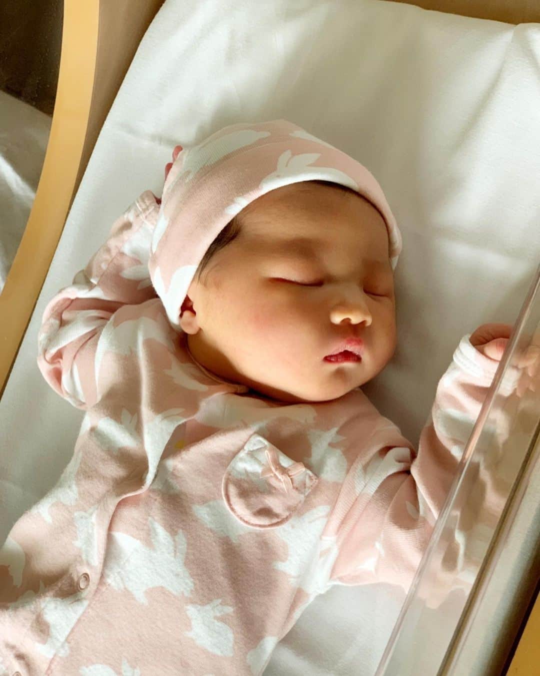 エリナ シルカさんのインスタグラム写真 - (エリナ シルカInstagram)「Welcome to the world baby girl 🥰🎉 9/30/2020に無事第三子となる次女を出産しました。ますます賑やかになりそうな山田家をこれからもよろしくお願いします💕」10月3日 21時19分 - laura_elina_ymd