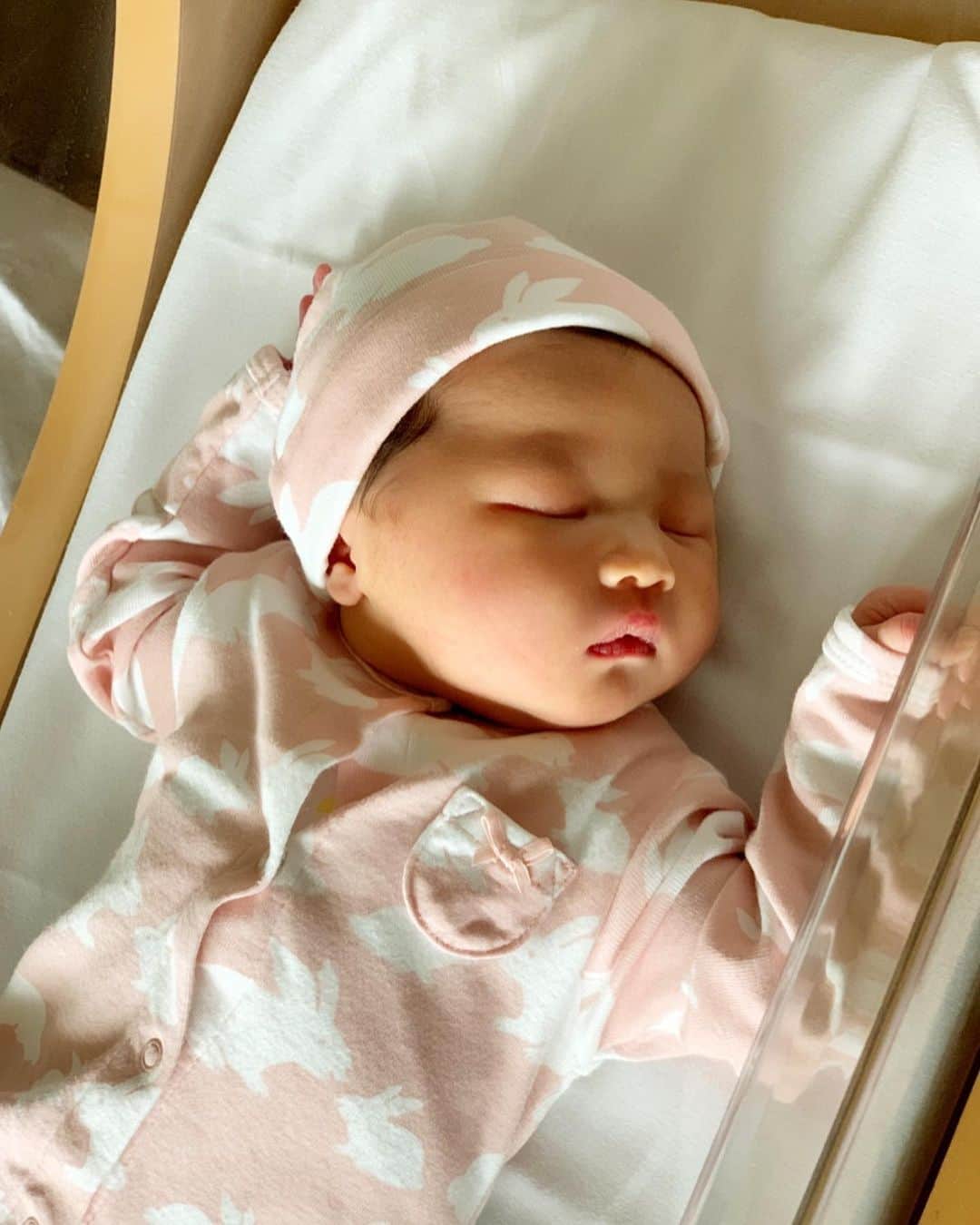 エリナ シルカのインスタグラム：「Welcome to the world baby girl 🥰🎉 9/30/2020に無事第三子となる次女を出産しました。ますます賑やかになりそうな山田家をこれからもよろしくお願いします💕」