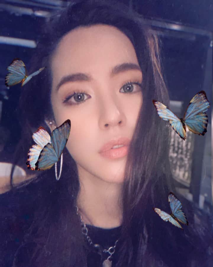 アリッサのインスタグラム：「u gimme butterflies 🦋🦋🦋🦋🦋🦋🦋🦋🦋🦋 x」
