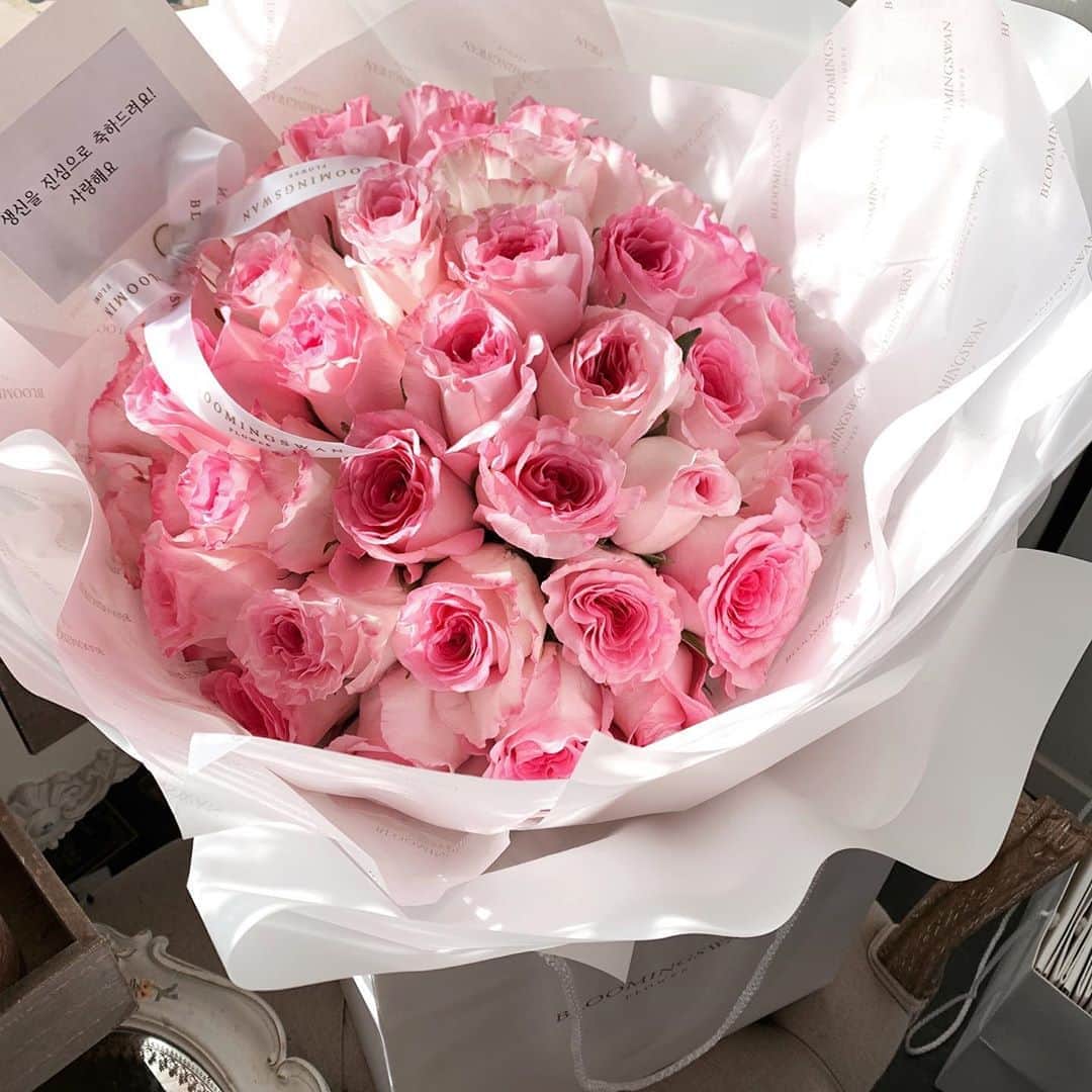 Florist.janeさんのインスタグラム写真 - (Florist.janeInstagram)「#블스꽃다발 💕   . . . .  . 👆🏻블스 주문건 경우 배송료는 모두 별도 입니다. . ✌🏻배송 시간은 매번 달라지는 교통 상황에 따라 정각에 맞출  수 없으며 대략적인 시간대에 배송해드립니다.(ex 1시-2시)  👌🏻상품 문의시 원하시는 작품 캡쳐후 문의주시면 빠르게 답변도와드리겠습니다💕  🤟🏻매번 달라지는 꽃 시장 상황에따라 샘플 사진과 100% 동일하게 제작은 어렵습니다. 최대한 비슷하게 또는 사진 보다 더욱 예쁘게 제작해드리니 전적으로 플로리스트 의견을 믿어주세요 🙏🏻  .  . . .  . . #블루밍스완 #꽃다발 #프로포즈 #꽃다발선물 #프로포즈꽃다발 #연예인꽃다발 #연예인서포트 #종방연꽃다발 #부모님생신 #생신선물 #생일선물 #여자친구선물 #와이프생일 #와이프선물 #선물추천 #꽃선물 #꽃배달 #강남꽃배달 #강남꽃집 #논현동꽃집 #꽃스타그램 #flowers #pink #rose #선물스타그램 #일상」10月3日 21時20分 - jane.florist