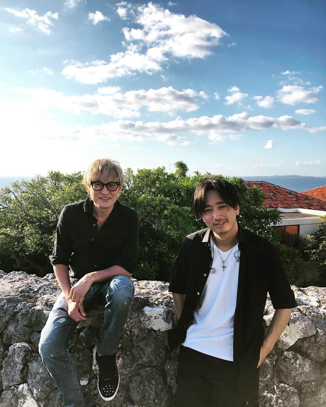 スガシカオのインスタグラム：「沖縄LIVE ありがとうございました  配信ではオープニングの夕焼けシーンからスタートして、久しぶりの有観客ライブ、沖縄の風・・・もう最高でしたねー  来てくれた皆さん、配信を見てくれた皆さん、本当にありがとうございます！  アーカイブもありますので、見逃した方は是非！  ZAIKO URL： https://qab-official.zaiko.io/   (初回会員登録必要)」