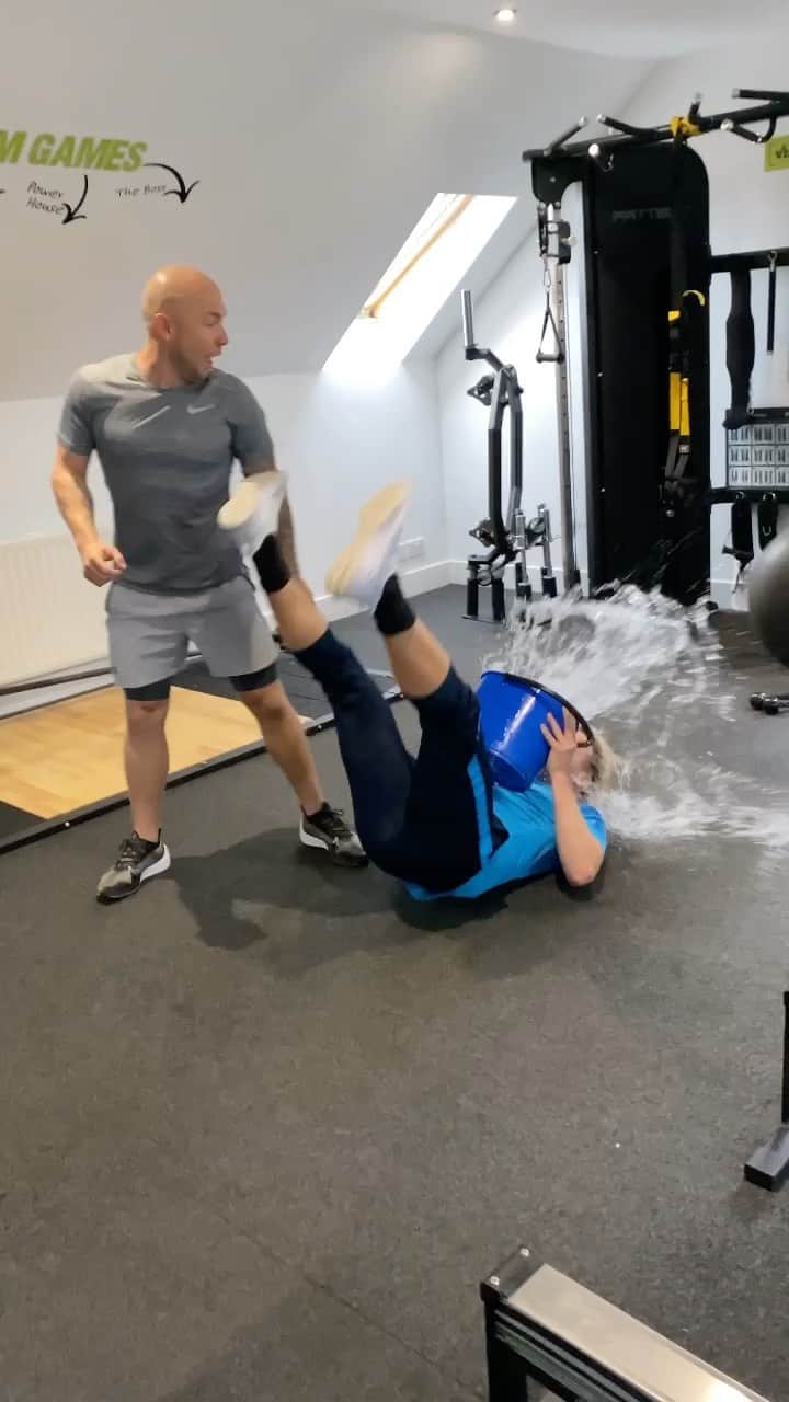 オリー・マーズのインスタグラム：「Aye let’s train inside so we don’t get wet ☔️🤦🏻‍♂️🤯😤😵👀」