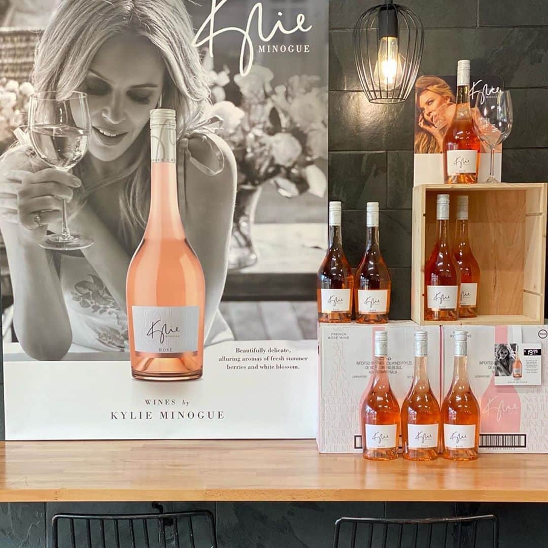 カイリー・ミノーグさんのインスタグラム写真 - (カイリー・ミノーグInstagram)「My signature rosé is rolling out in Australia. With love!!!! 💖 Tag @kylieminoguewines with your pics. We adore seeing them. Xx 📸 ..... #Repost @four.seasons.liquor」10月3日 21時23分 - kylieminogue