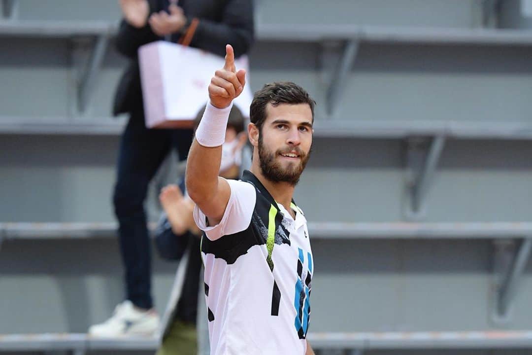 カレン・ハチャノフのインスタグラム：「Great win against very tough opponent today! Very happy to be back in the 2-nd week of @rolandgarros 🇫🇷❤️ #RG20  // Хорошая победа против тяжелого соперника сегодня! Очень рад снова пройти во 2-ю неделю @rolandgarros 🇫🇷❤️」