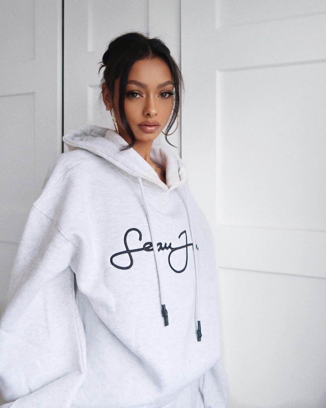 ジェイデ・ピアスのインスタグラム：「Hoodie from the Sean John x @missguided collection! Product code: br314549 #SEANJOHNXMISSGUIDED #AD」