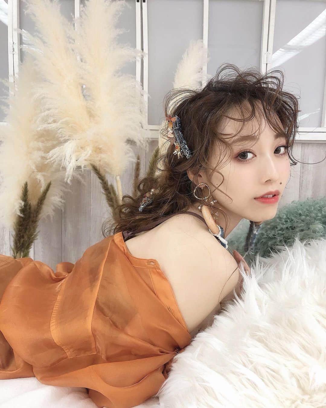 のインスタグラム：「👩🏻‍🦰... 𝘉𝘦𝘢𝘶𝘵𝘺 𝘊𝘢𝘳𝘦 ㅤㅤㅤㅤㅤㅤㅤㅤㅤㅤㅤㅤㅤ  久しぶりに撮影データを...😌🌿  ㅤㅤㅤㅤㅤㅤㅤㅤㅤㅤㅤㅤㅤ ㅤㅤㅤㅤㅤㅤㅤㅤㅤㅤㅤㅤㅤ 𝘩𝘢𝘪𝘳　　@nanami__hair ㅤㅤㅤㅤㅤㅤㅤㅤㅤㅤㅤㅤㅤ 𝘢𝘤𝘤𝘦𝘴𝘴𝘰𝘳𝘺　@mari_ca27 ㅤㅤㅤㅤㅤㅤㅤㅤㅤㅤㅤㅤㅤ ㅤㅤㅤㅤㅤㅤㅤㅤㅤㅤㅤㅤㅤ  すっごくお洒落に撮ってくれた🧸🏹 ㅤㅤㅤㅤㅤㅤㅤㅤㅤㅤㅤㅤㅤ ㅤㅤㅤㅤㅤㅤㅤㅤㅤㅤㅤㅤㅤ  ちなみに、撮影はフェイスラインが出るから、 フェイスラインをシュッとさせたくて...🥺💫 ㅤㅤㅤㅤㅤㅤㅤㅤㅤㅤㅤㅤㅤ ㅤㅤㅤㅤㅤㅤㅤㅤㅤㅤㅤㅤㅤㅤㅤㅤ  今回も行って参りました 【注射じゃない脂肪溶解💉🙅🏻‍♀️】へ。ㅤㅤㅤㅤㅤㅤㅤㅤㅤㅤㅤㅤ ㅤㅤㅤㅤㅤㅤㅤㅤㅤㅤㅤㅤㅤ  🧖🏻‍♀️ @__luna001 ㅤㅤㅤㅤㅤㅤㅤㅤㅤㅤㅤㅤㅤ  注射じゃない脂肪溶解で有名なサロン🥺💓 ㅤㅤㅤㅤㅤㅤㅤㅤㅤㅤㅤㅤㅤ  ㅤㅤㅤㅤㅤㅤㅤㅤㅤㅤㅤㅤㅤ 施術で使うマシンが実際に医療現場で使われているマシンやから、医療レベルの施術をサロンで受けられるんだ🥺！ ㅤㅤㅤㅤㅤㅤㅤㅤㅤㅤㅤㅤㅤ 　  このマシンで脂肪溶解液を肌の真皮まで 導入させて、脂肪を溶かしてくれるん☺️✨  ㅤㅤㅤㅤㅤㅤㅤㅤㅤㅤㅤ  痛みも０、ダウンタイムもなし🙅🏻‍♀️‼️  ㅤㅤㅤㅤㅤㅤㅤㅤㅤㅤㅤㅤㅤ  私は今回も、顔のお肉と気になる膝小僧のお肉を撃退してきた✨ ㅤㅤㅤㅤㅤㅤㅤㅤㅤㅤㅤㅤㅤ ㅤㅤㅤㅤㅤㅤㅤㅤㅤㅤㅤㅤㅤ 半顔だけやったら、やった方だけ頬の位置グッとあがってんの😳！ ㅤㅤㅤㅤㅤㅤㅤㅤㅤㅤㅤㅤㅤ  マジで一回で即効性があって、目で見て変化が分かるよ🥺👏🏻 ㅤㅤㅤㅤㅤㅤㅤㅤㅤㅤㅤㅤㅤ ㅤㅤㅤㅤㅤㅤㅤㅤㅤㅤㅤㅤㅤ  さぁ、明日のお昼はレブロンの新作アイシャドウの２色のレビューを投稿する予定💓 ㅤㅤㅤㅤㅤㅤㅤㅤㅤㅤㅤㅤㅤㅤㅤㅤㅤㅤㅤㅤㅤㅤㅤㅤㅤㅤ ㅤㅤㅤㅤㅤㅤㅤㅤㅤㅤㅤㅤㅤ 今から編集頑張らなきゃ😍！ ㅤㅤㅤㅤㅤㅤㅤㅤㅤㅤㅤㅤㅤ ㅤㅤㅤㅤㅤㅤㅤㅤㅤㅤㅤㅤㅤ メイクの動画とタッチアップも全て 載せるから、情報モリモリの予定💓 ㅤㅤㅤㅤㅤㅤㅤㅤㅤㅤㅤㅤㅤ ㅤㅤㅤㅤㅤㅤㅤㅤㅤㅤㅤㅤㅤ  ㅤㅤㅤㅤㅤㅤㅤㅤㅤㅤㅤㅤㅤ 頑張って編集するから、 明日の12:00インスタ集合ね🙋🏻‍♀️‼️ ㅤㅤㅤㅤㅤㅤㅤㅤㅤㅤㅤㅤㅤ ㅤㅤㅤㅤㅤㅤㅤㅤㅤㅤㅤㅤㅤㅤㅤㅤㅤㅤㅤㅤㅤㅤㅤㅤㅤㅤ ㅤㅤㅤㅤㅤㅤㅤㅤㅤㅤㅤㅤㅤ  ㅤㅤㅤㅤㅤㅤㅤㅤㅤㅤㅤㅤㅤ  #編みおろし#ヘアアレンジ#アレンジヘア #ロングヘア#ロングヘアー #ヘアカラー#カジュアルコーデ#ラフコーデ #大人女子#大人可愛い #花嫁美容#花嫁準備#marry花嫁 #関西プレ花嫁#大阪花嫁 #美容 #脂肪溶解#脂肪溶解注射#美肌#ツヤ肌#艶肌 #顔痩せ#小顔エステ#小顔 #フェイスライン#リフトアップ」