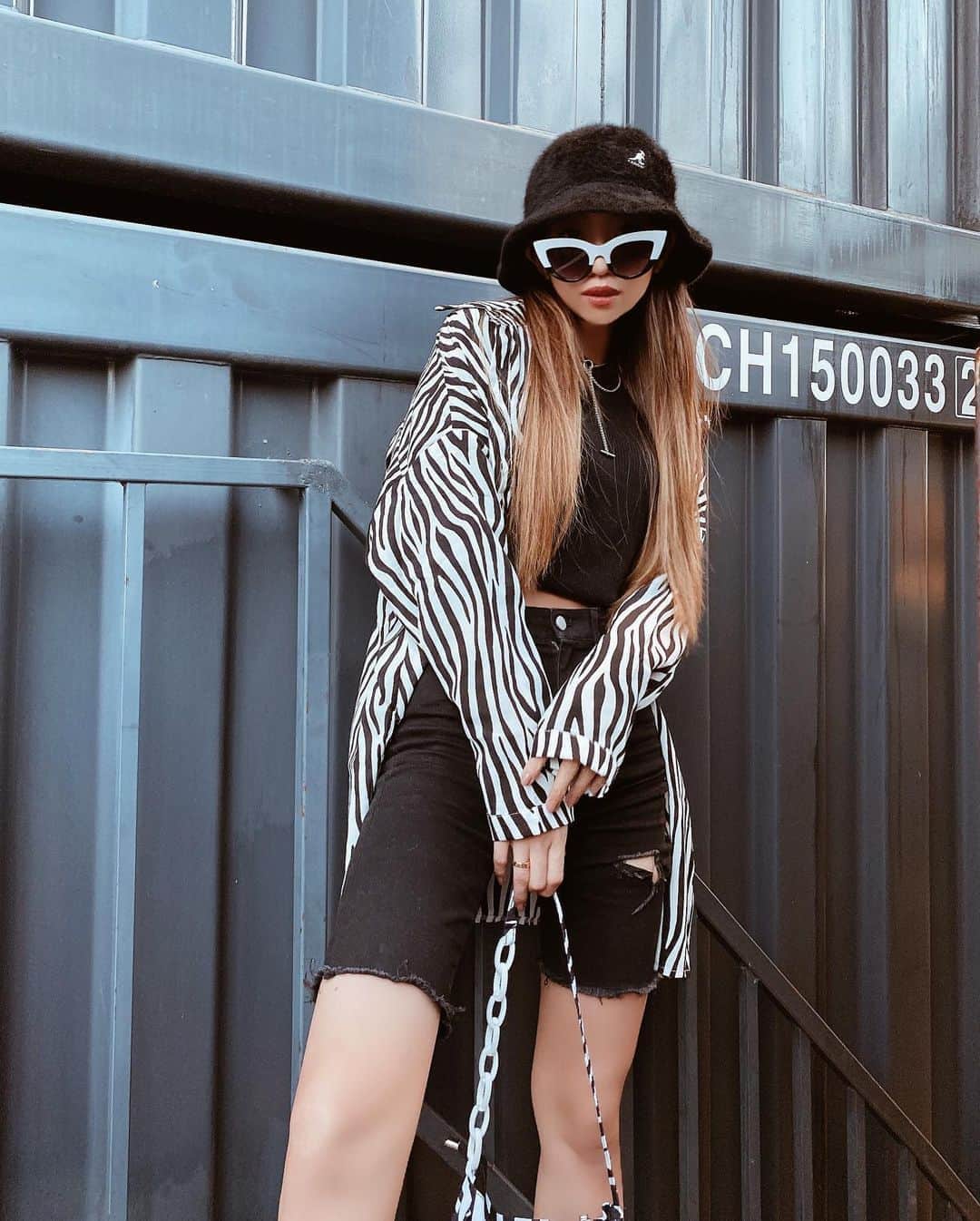 佐藤あずみのインスタグラム：「𝕁𝕒𝕡𝕒𝕟𝕖𝕤𝕖 𝕫𝕖𝕓𝕣𝕒 𝕘𝕚𝕣𝕝🦓❤️  鞄もゼブラなの🦓 派手派手コーデ大好きだz💜  #ootd #fashion #coordinate #code #zebra #outfit #japan #japanesegirl #私服 #コーデ #きょこ #はでこ  #ゼブラコーデ #🦓」