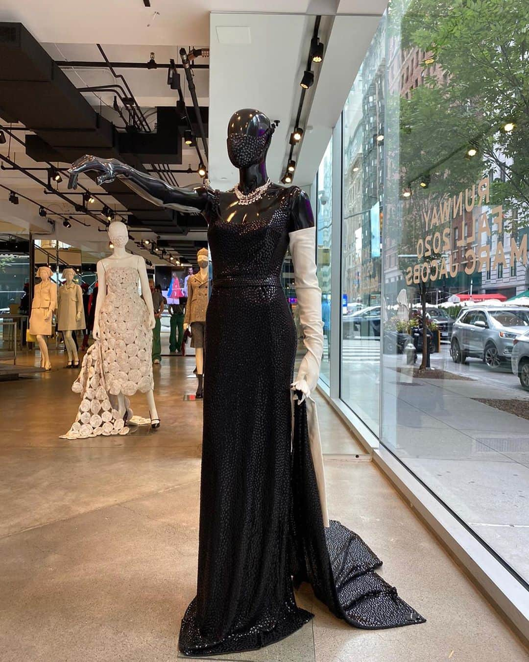 マーク・ジェイコブスさんのインスタグラム写真 - (マーク・ジェイコブスInstagram)「after Norell. RUNWAY FALL 2020 MARC JACOBS   Mannequins installed at MARC JACOBS MADISON #embroideredjersey #luxury #quality #polish #finish #shine #masktomatch #thisishowwedoit」10月3日 21時31分 - themarcjacobs