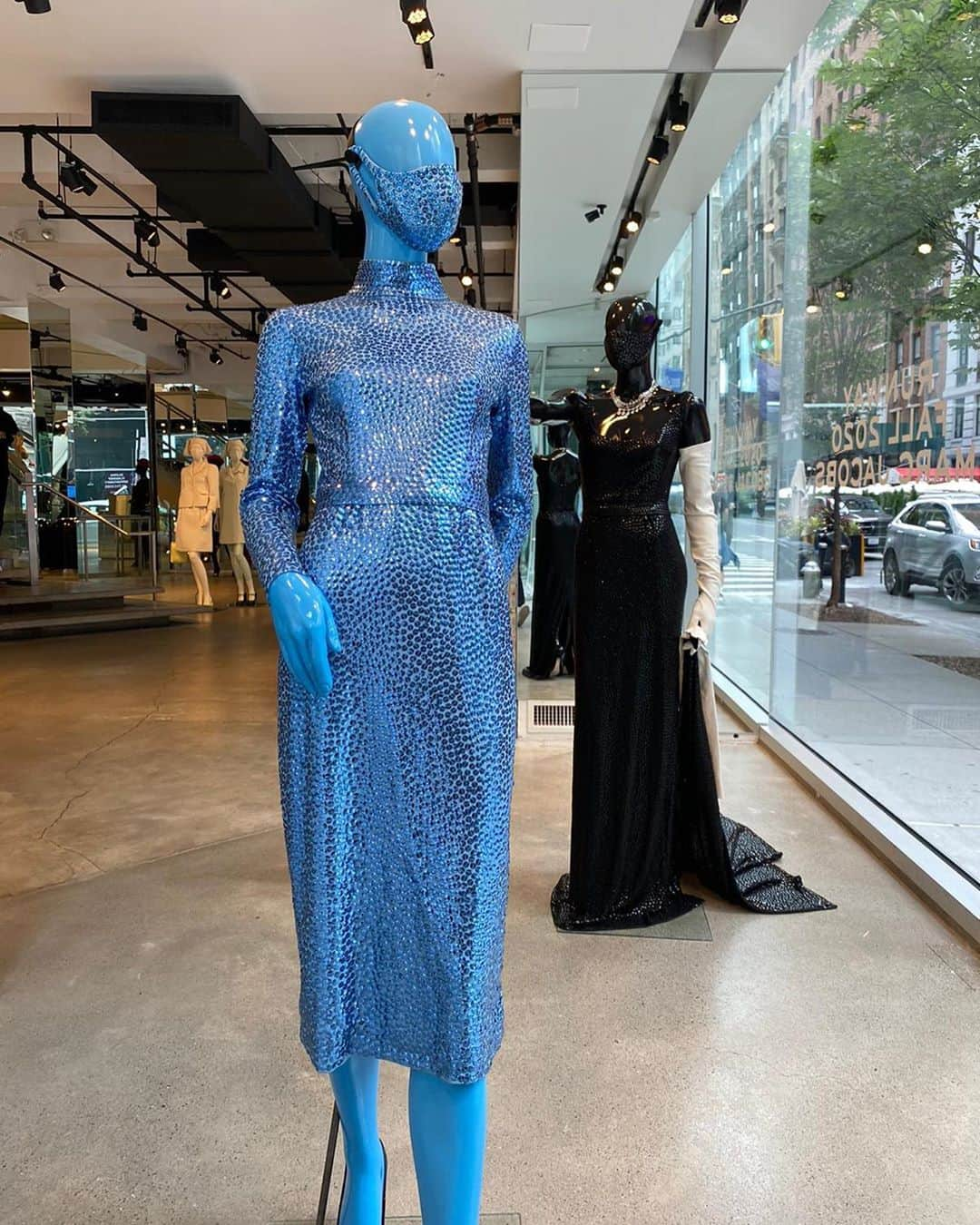 マーク・ジェイコブスさんのインスタグラム写真 - (マーク・ジェイコブスInstagram)「after Norell. RUNWAY FALL 2020 MARC JACOBS   Mannequins installed at MARC JACOBS MADISON #embroideredjersey #luxury #quality #polish #finish #shine #masktomatch #thisishowwedoit」10月3日 21時31分 - themarcjacobs