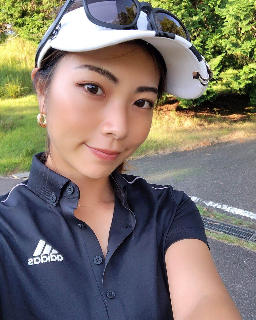 ゆりあのインスタグラム：「夏休みで軽井沢へゴルフに行ってきました🏌️‍♀️✨ スコアは前半50でハーフベスト更新しましたっ😳  ついに100切れるか！と思いきや、後半56で結果ベストスコアタイの106でした😂惜しかったあーーー😭😭  今年中には100切らないと😳🔥  #白金台女子ゴルフ部 #ゴルフ #ゴルフ女子 #強かわ女子 #若手女子ゴルファー #ゴルファー #golf #instagolf #instagolfer #Shirojo #白女 #shirokanedailadiesgolfclub #ゴルフ好きと繋がりたい #女子ゴルフ #ゴルフ好き #かわいい #⛳️ #🏌️‍♀️ #youtube #チャンネル登録お願いします #白女応援団 #adidasgolf #ゴルフウェア」