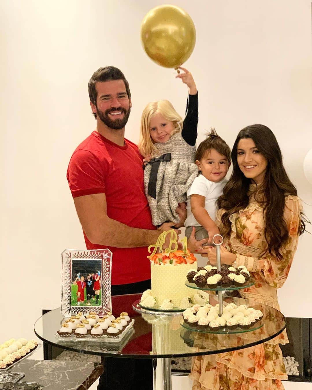 のインスタグラム：「Celebrando a vida dele com nossos frutos, herança que Deus nos deu! ❤️✝️ @alissonbecker」