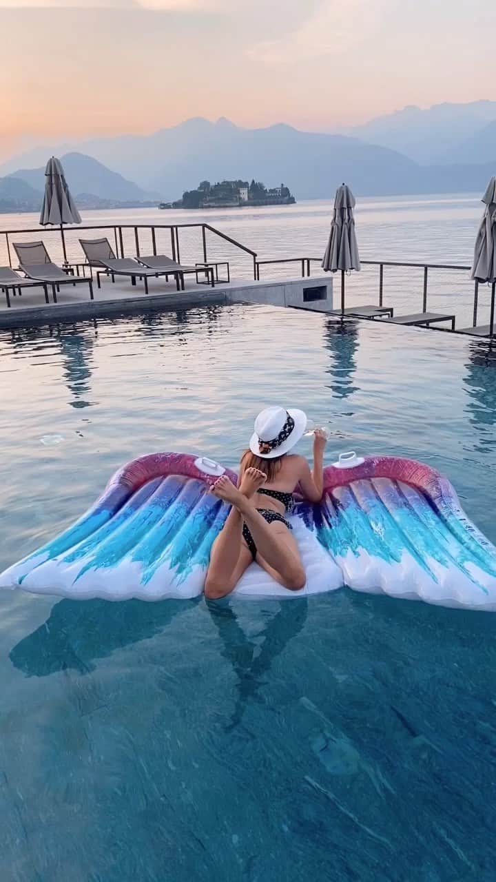 バーボラ・コディトヴァのインスタグラム：「Summer's ending but the tan isn't! Thanks to the @cocoandeve's Sunny Honey Bronzing Face Drops my tan will last even when the summer is gone... Super easy to use: Follow my 4 steps to reach the natural, tanned glow even in cold autumny days! PS: The product is non-drying & alcohol-free! #advertising  PS: Get the Drops yourself to try! How to enter? Tag @ a friend & give them a little compliment 😍 (tag as many as you want!) Follow @cocoandeve  I'll post 1 lucky winner on my story tomorrow!! 🍀  #advertising #ad」
